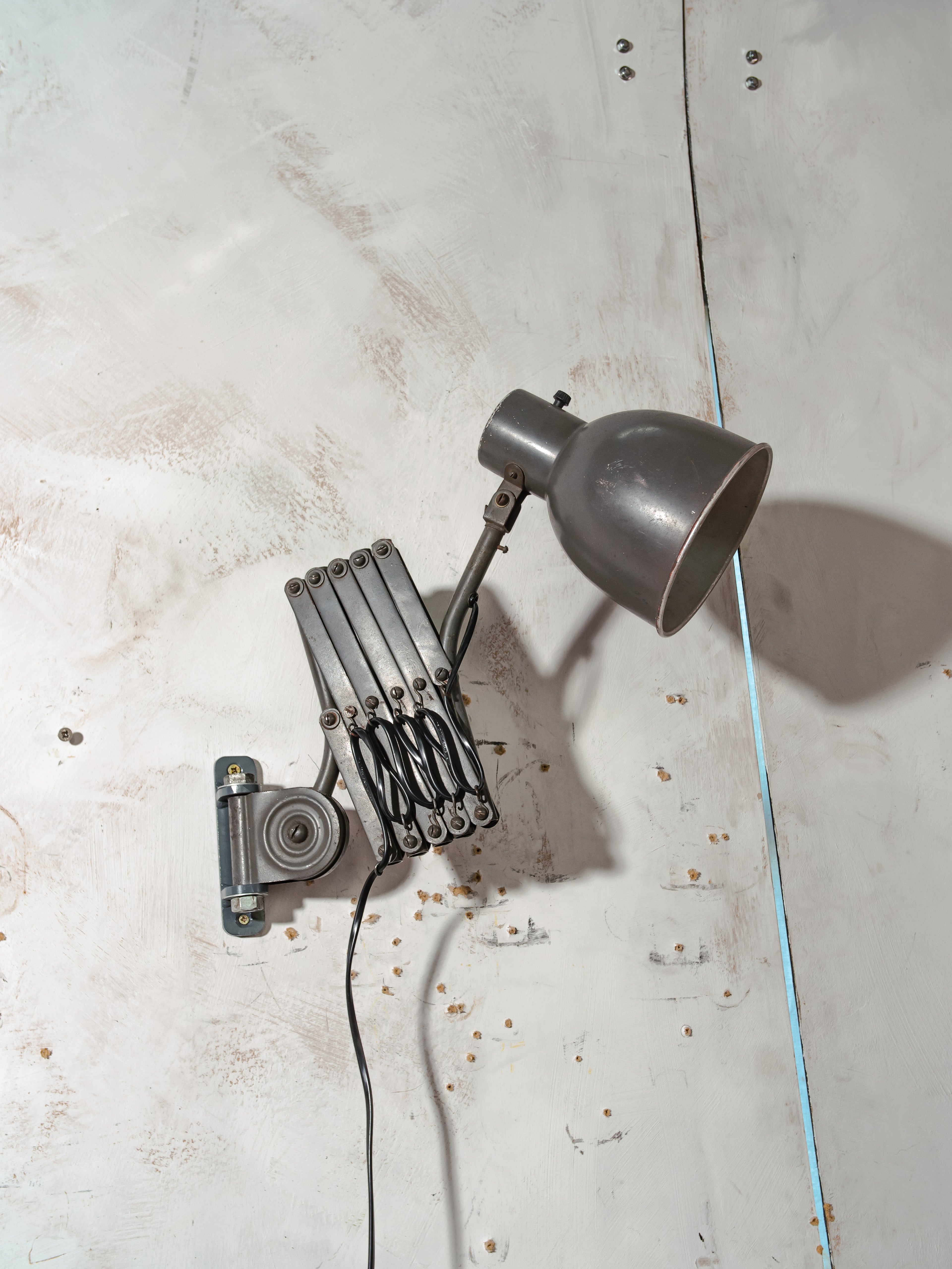 Bauhaus Scharnier schaarlamp van H. Th. J. A. Busquet voor Hala Zeist | Jaren 40 Nederlands Design Werkplaatslamp