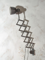 Bauhaus Scharnier schaarlamp van H. Th. J. A. Busquet voor Hala Zeist | Jaren 40 Nederlands Design Werkplaatslamp