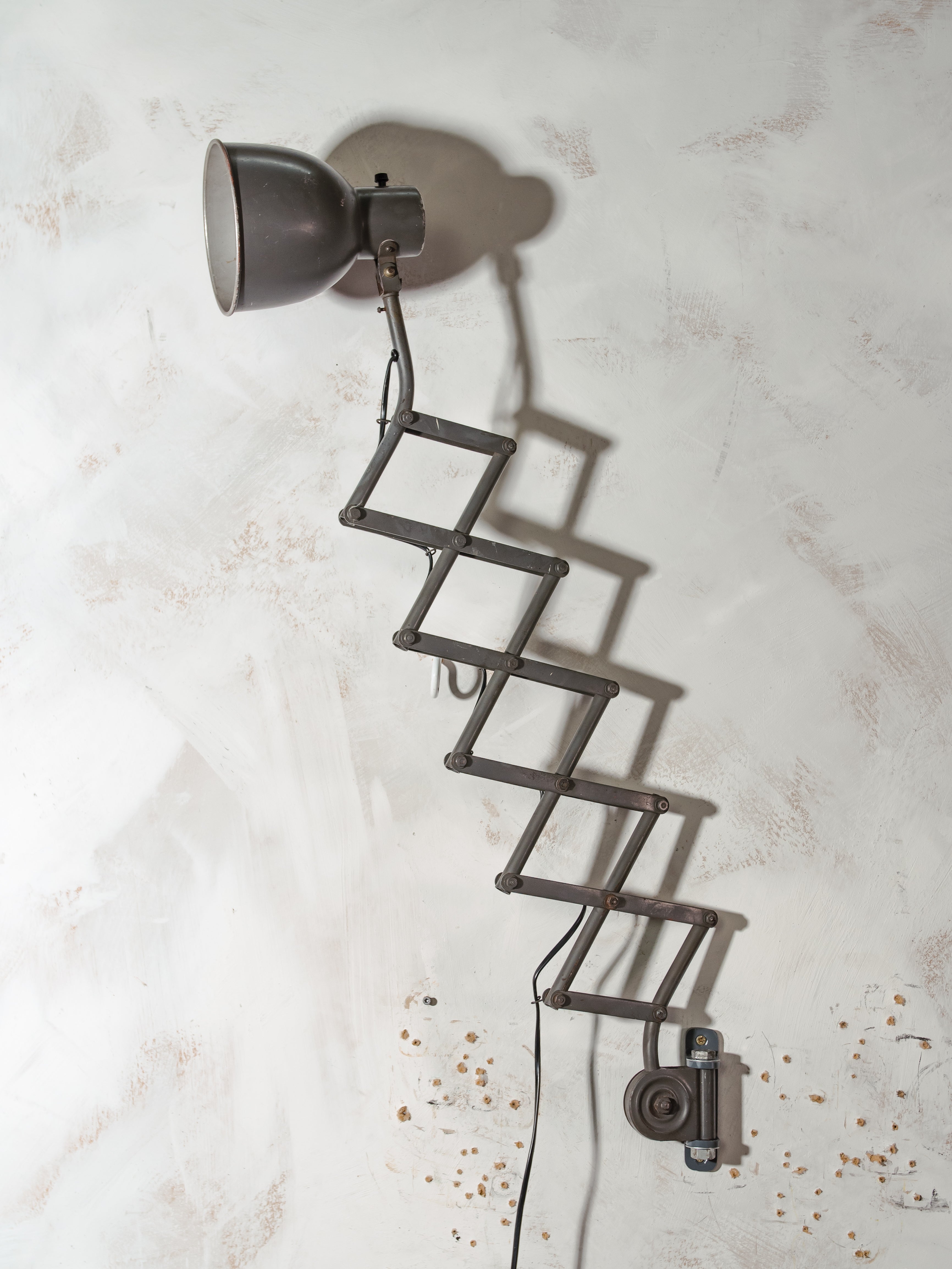 Bauhaus Scharnier schaarlamp van H. Th. J. A. Busquet voor Hala Zeist | Jaren 40 Nederlands Design Werkplaatslamp