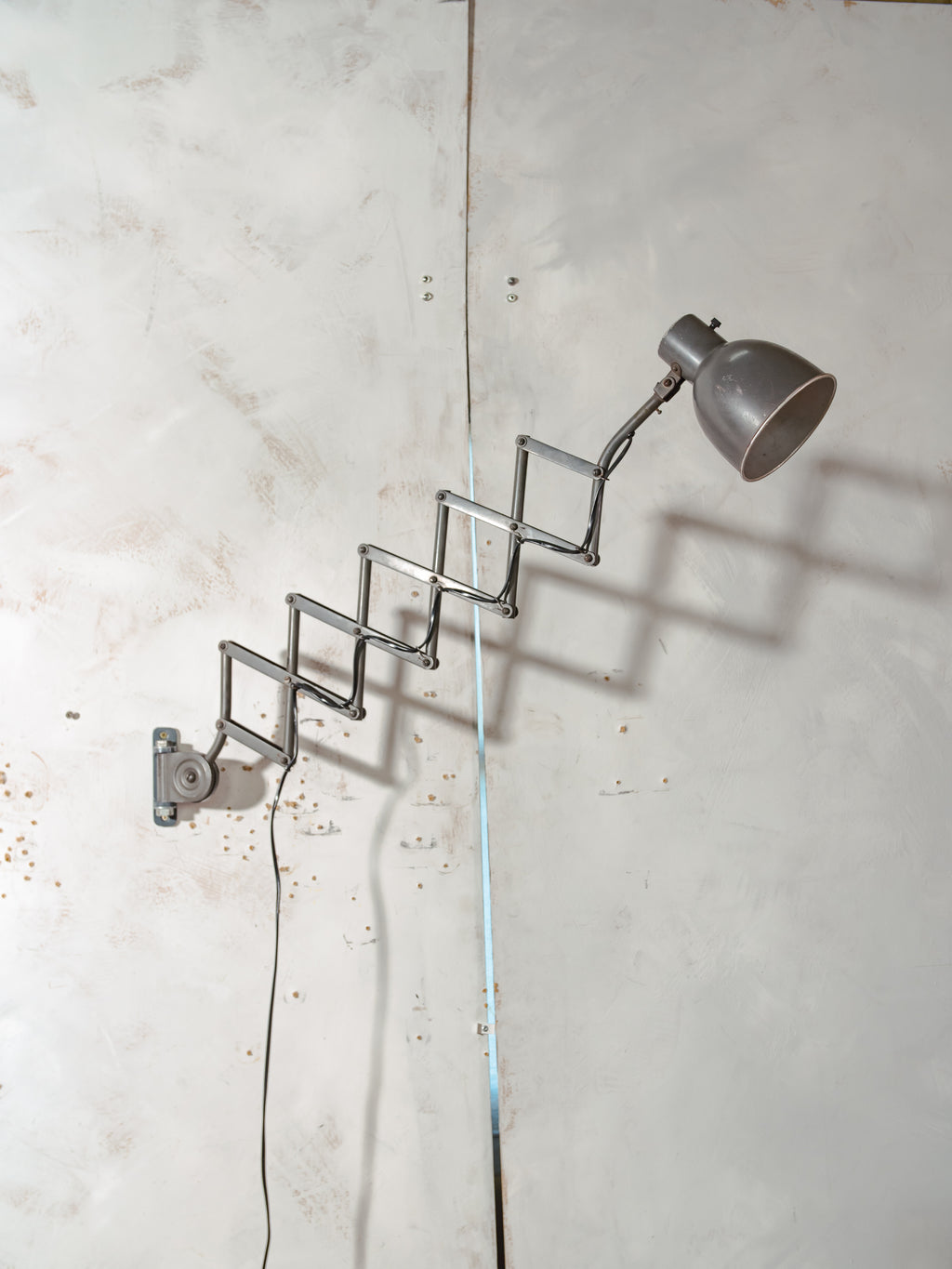 Bauhaus Scharnier schaarlamp van H. Th. J. A. Busquet voor Hala Zeist | Jaren 40 Nederlands Design Werkplaatslamp