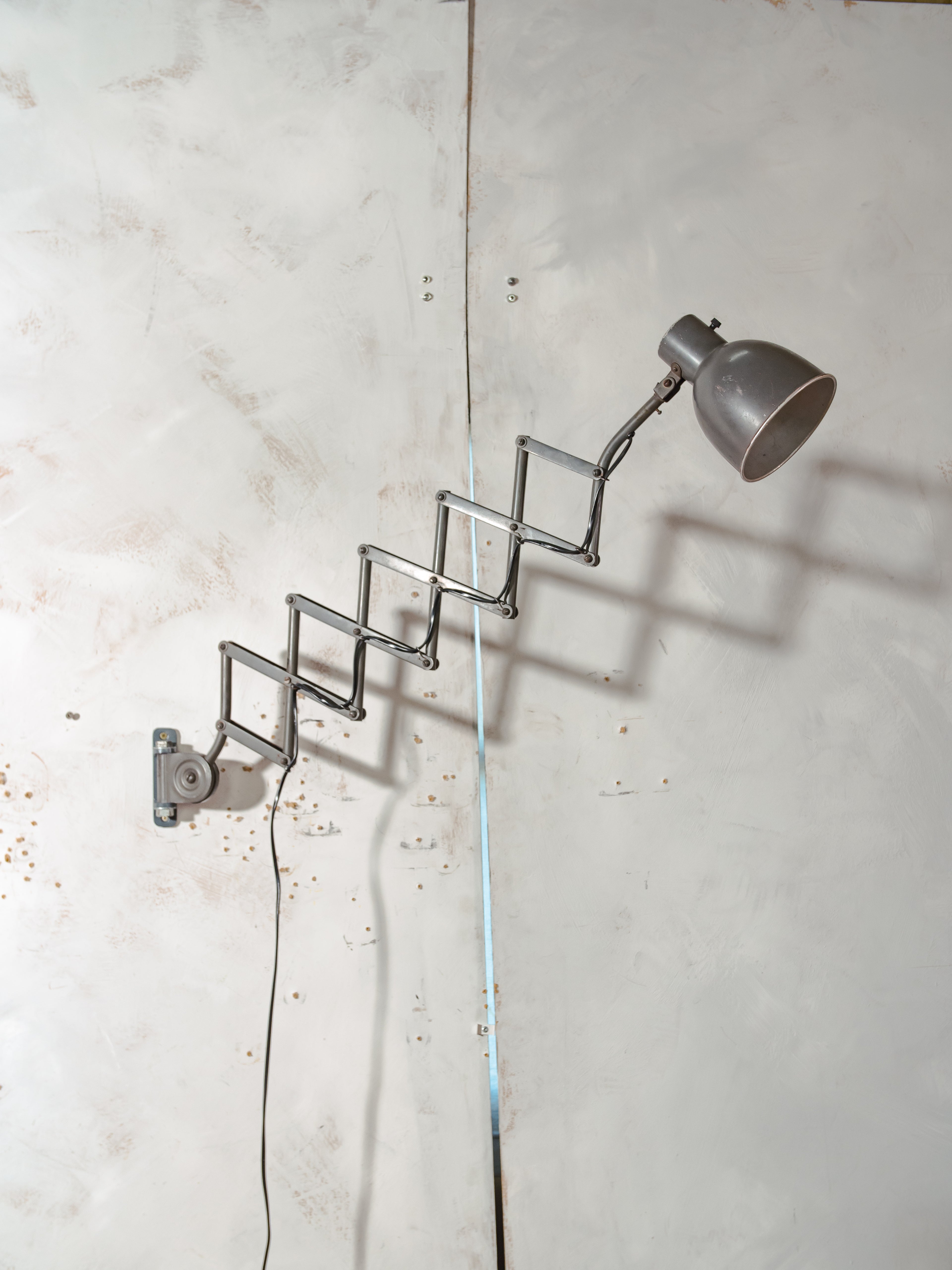 Bauhaus Scharnier schaarlamp van H. Th. J. A. Busquet voor Hala Zeist | Jaren 40 Nederlands Design Werkplaatslamp