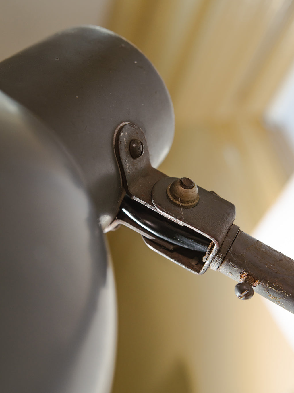 Bauhaus Scharnier schaarlamp van H. Th. J. A. Busquet voor Hala Zeist | Jaren 40 Nederlands Design Werkplaatslamp