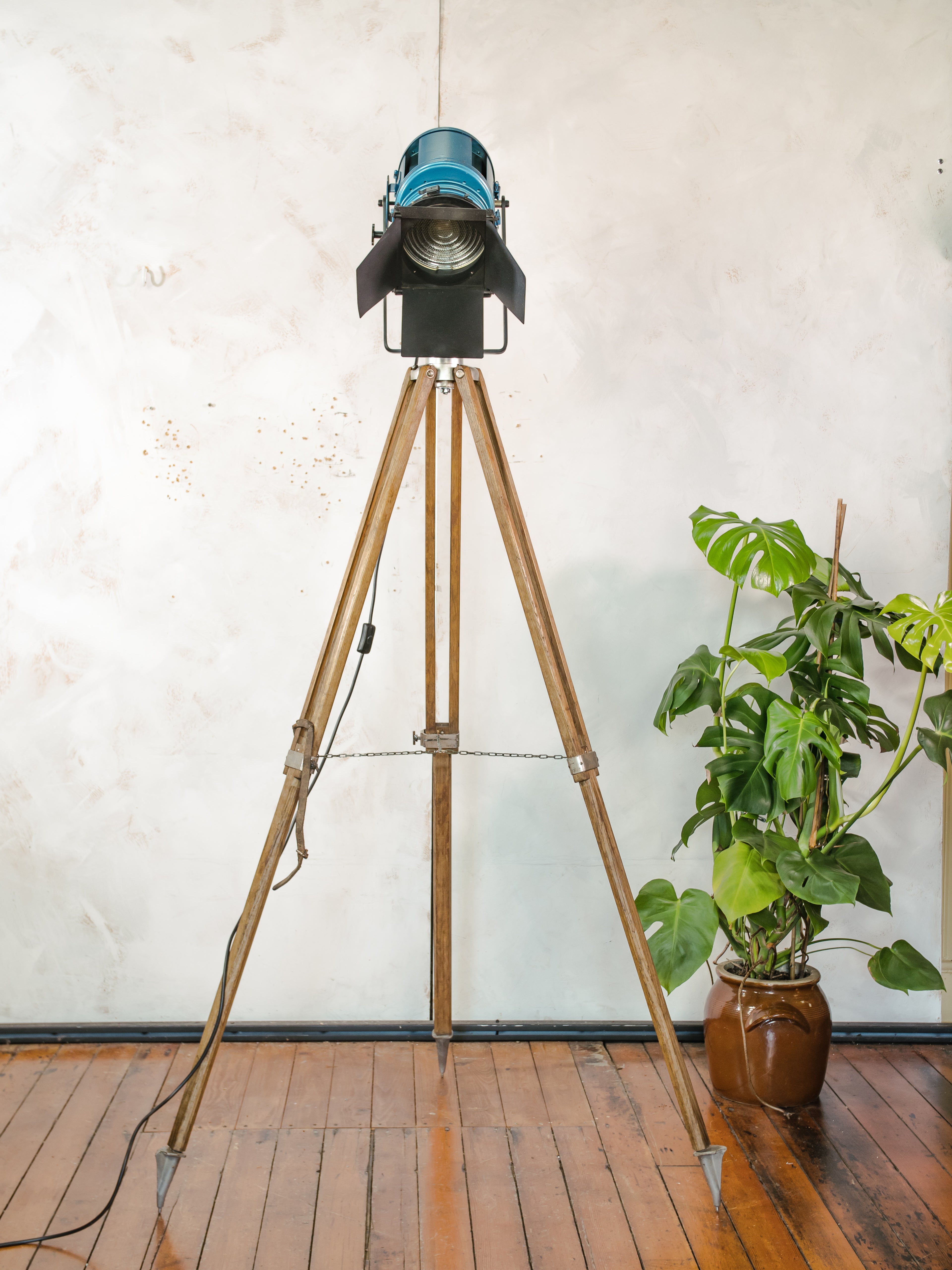 A.E. Cremer Paris Blauwe Fresnel Theaterspot Vloerlamp | Jaren 50 Studiolamp op Kern Aarau Landmeter-statief