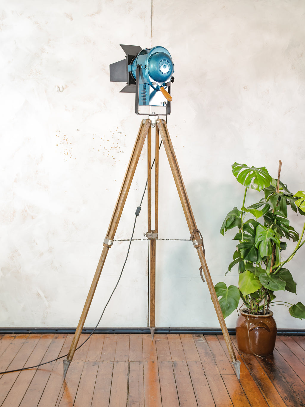 A.E. Cremer Paris Blauwe Fresnel Theaterspot Vloerlamp | Jaren 50 Studiolamp op Kern Aarau Landmeter-statief