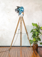 A.E. Cremer Paris Blauwe Fresnel Theaterspot Vloerlamp | Jaren 50 Studiolamp op Kern Aarau Landmeter-statief