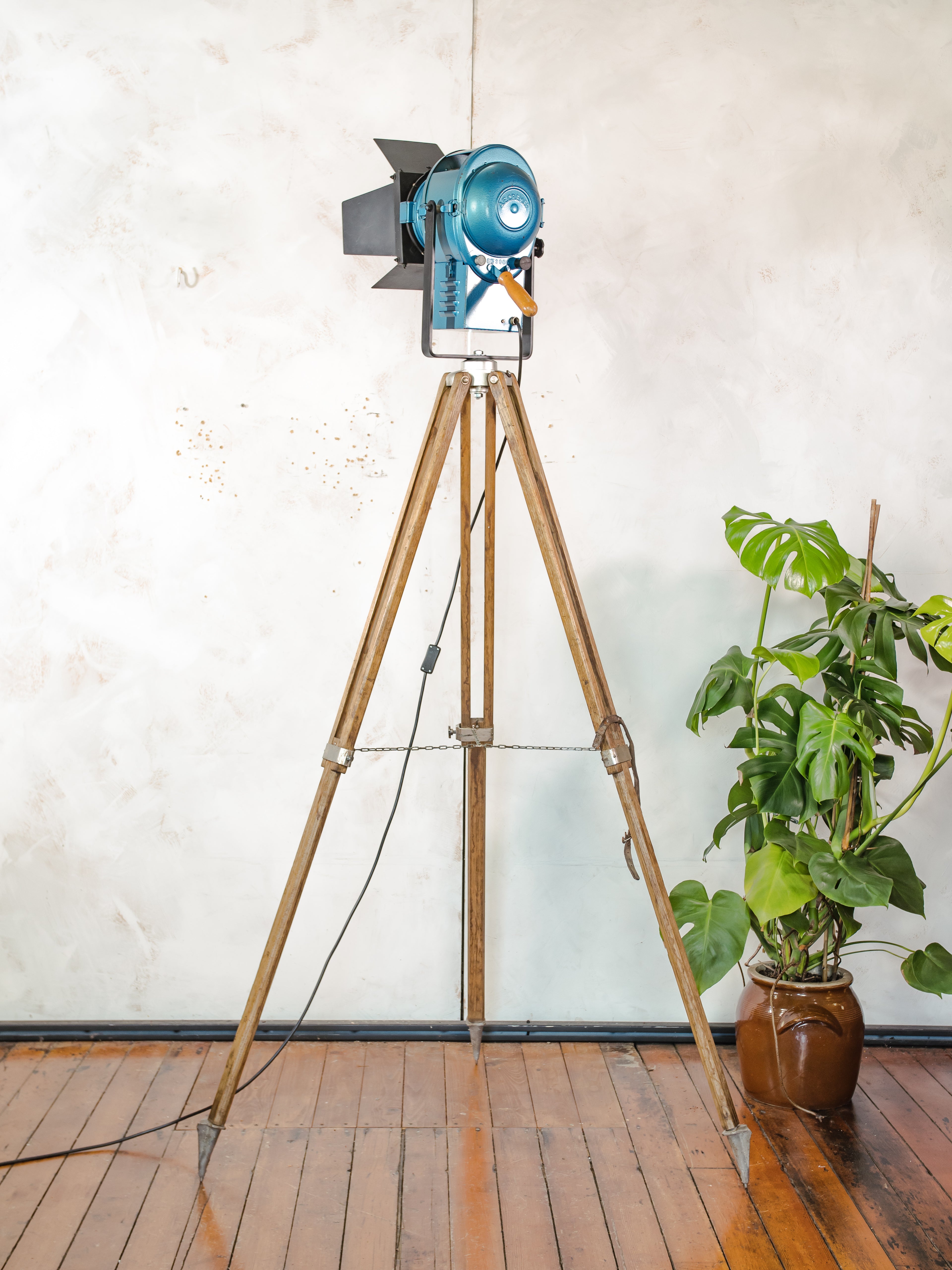 A.E. Cremer Paris Blauwe Fresnel Theaterspot Vloerlamp | Jaren 50 Studiolamp op Kern Aarau Landmeter-statief