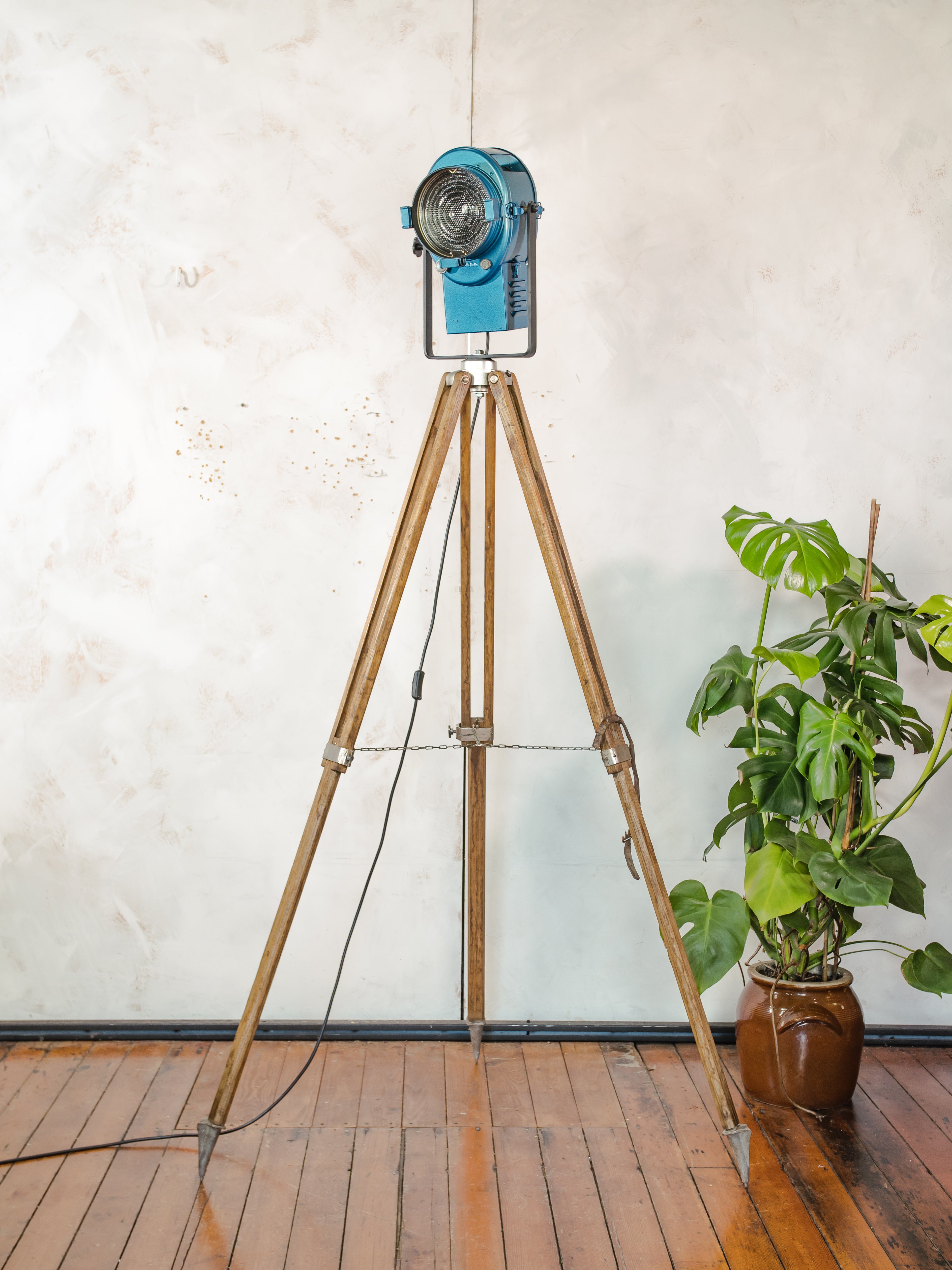 A.E. Cremer Paris Blauwe Fresnel Theaterspot Vloerlamp | Jaren 50 Studiolamp op Kern Aarau Landmeter-statief