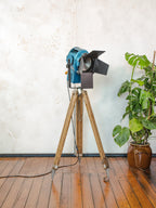A.E. Cremer Paris Blauwe Fresnel Theaterspot Vloerlamp | Jaren 50 Studiolamp op Kern Aarau Landmeter-statief