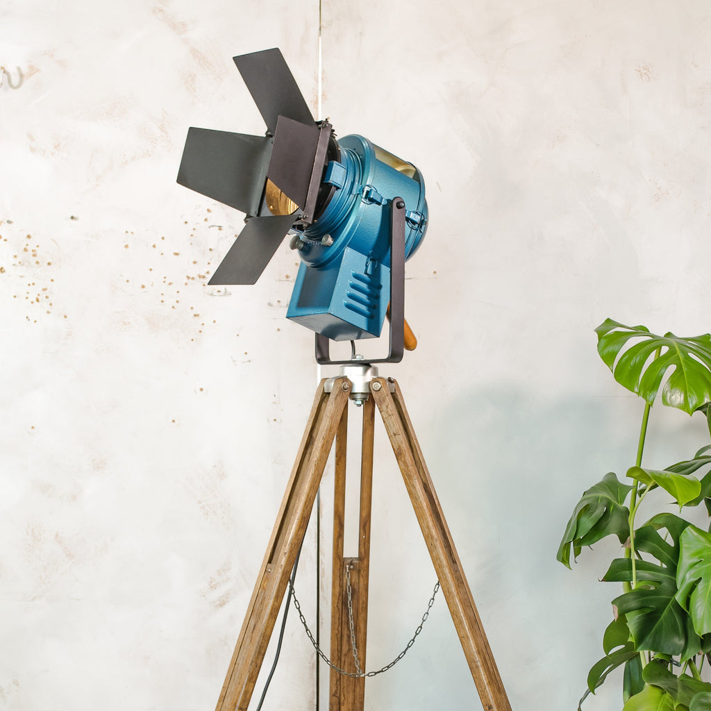 A.E. Cremer Paris Blauwe Fresnel Theaterspot Vloerlamp | Jaren 50 Studiolamp op Kern Aarau Landmeter-statief