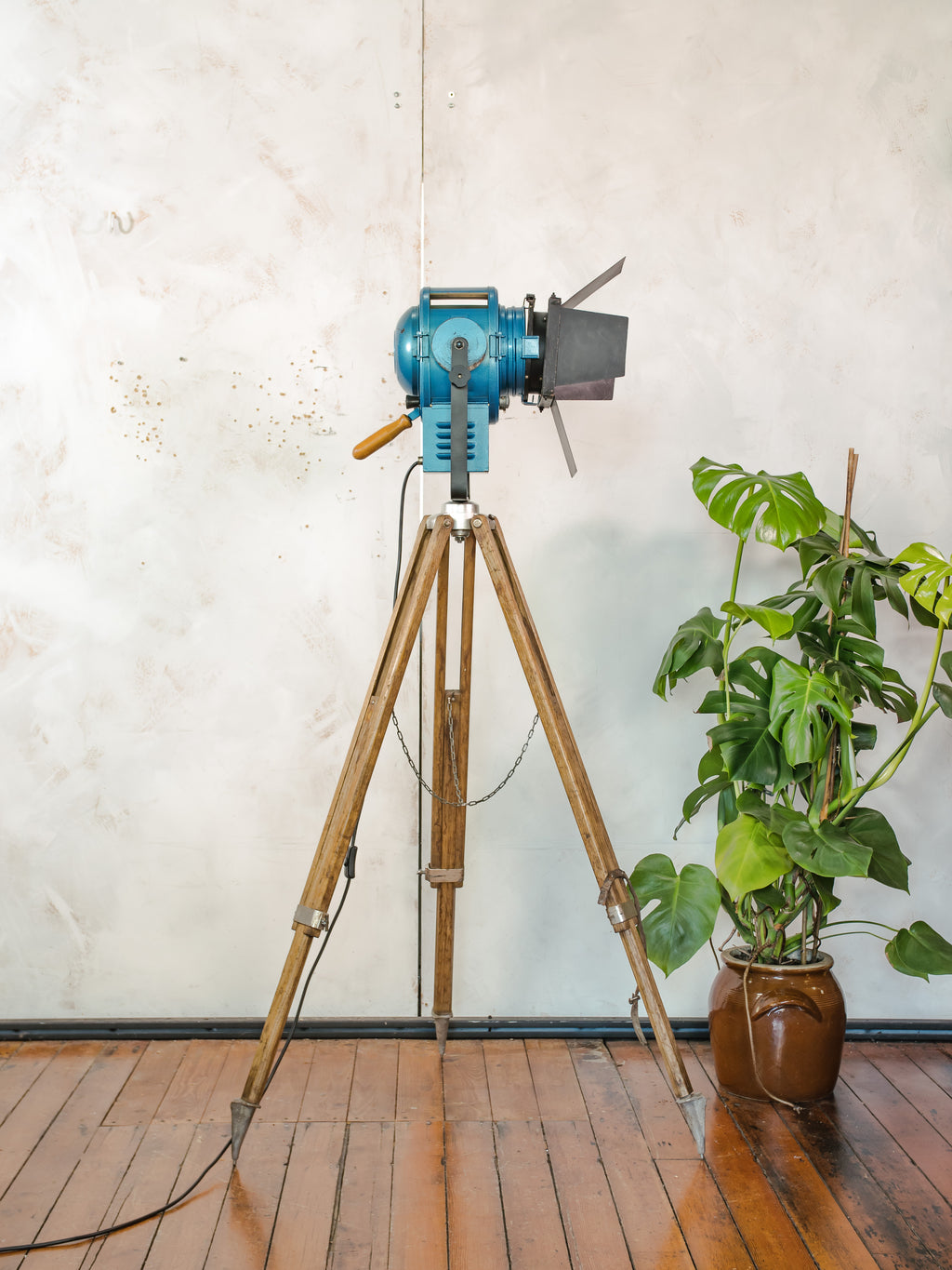 A.E. Cremer Paris Blauwe Fresnel Theaterspot Vloerlamp | Jaren 50 Studiolamp op Kern Aarau Landmeter-statief