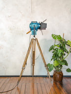 A.E. Cremer Paris Blauwe Fresnel Theaterspot Vloerlamp | Jaren 50 Studiolamp op Kern Aarau Landmeter-statief