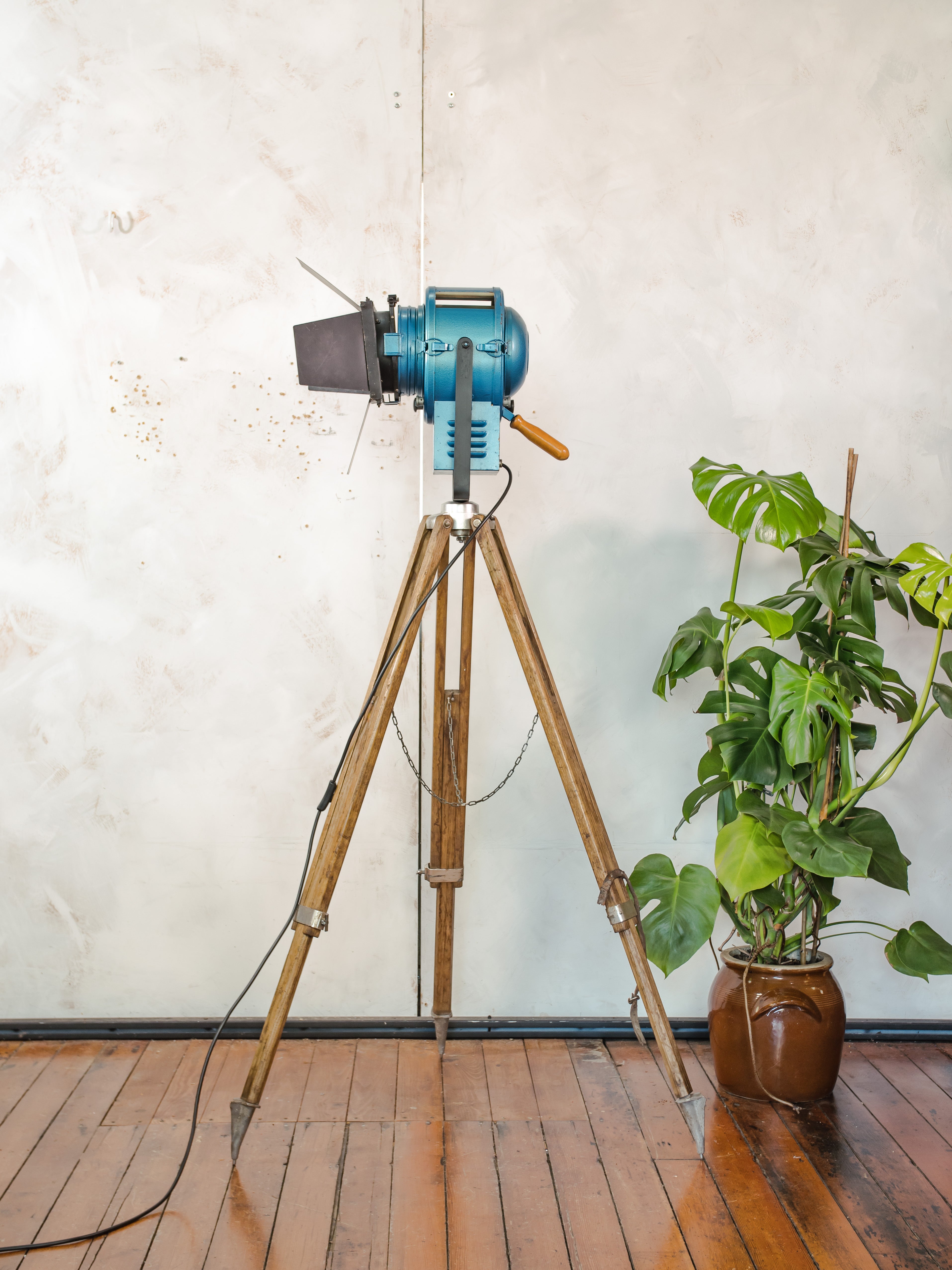 A.E. Cremer Paris Blauwe Fresnel Theaterspot Vloerlamp | Jaren 50 Studiolamp op Kern Aarau Landmeter-statief