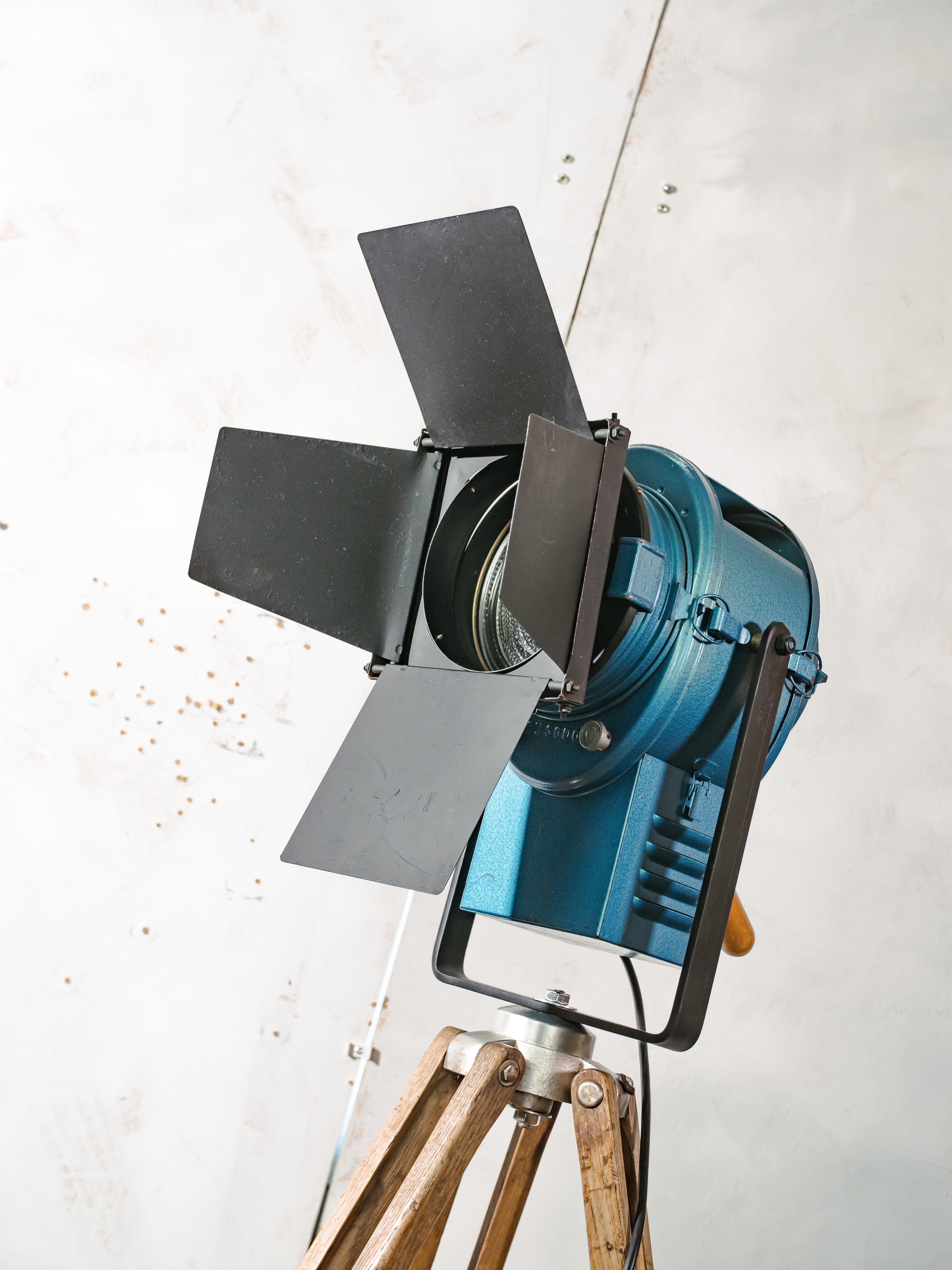 A.E. Cremer Paris Blauwe Fresnel Theaterspot Vloerlamp | Jaren 50 Studiolamp op Kern Aarau Landmeter-statief
