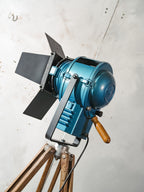 A.E. Cremer Paris Blauwe Fresnel Theaterspot Vloerlamp | Jaren 50 Studiolamp op Kern Aarau Landmeter-statief