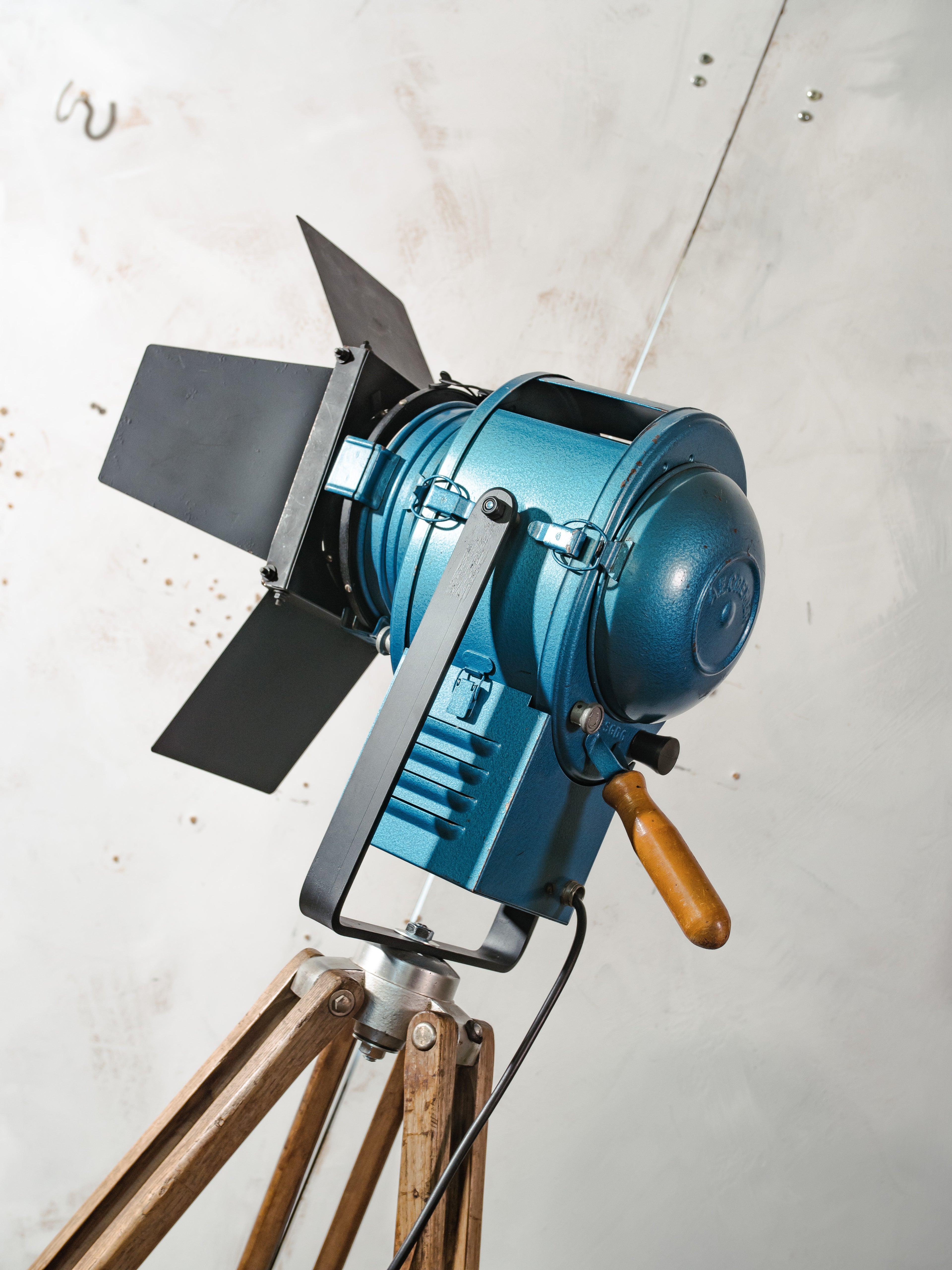 A.E. Cremer Paris Blauwe Fresnel Theaterspot Vloerlamp | Jaren 50 Studiolamp op Kern Aarau Landmeter-statief