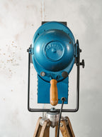 A.E. Cremer Paris Blauwe Fresnel Theaterspot Vloerlamp | Jaren 50 Studiolamp op Kern Aarau Landmeter-statief