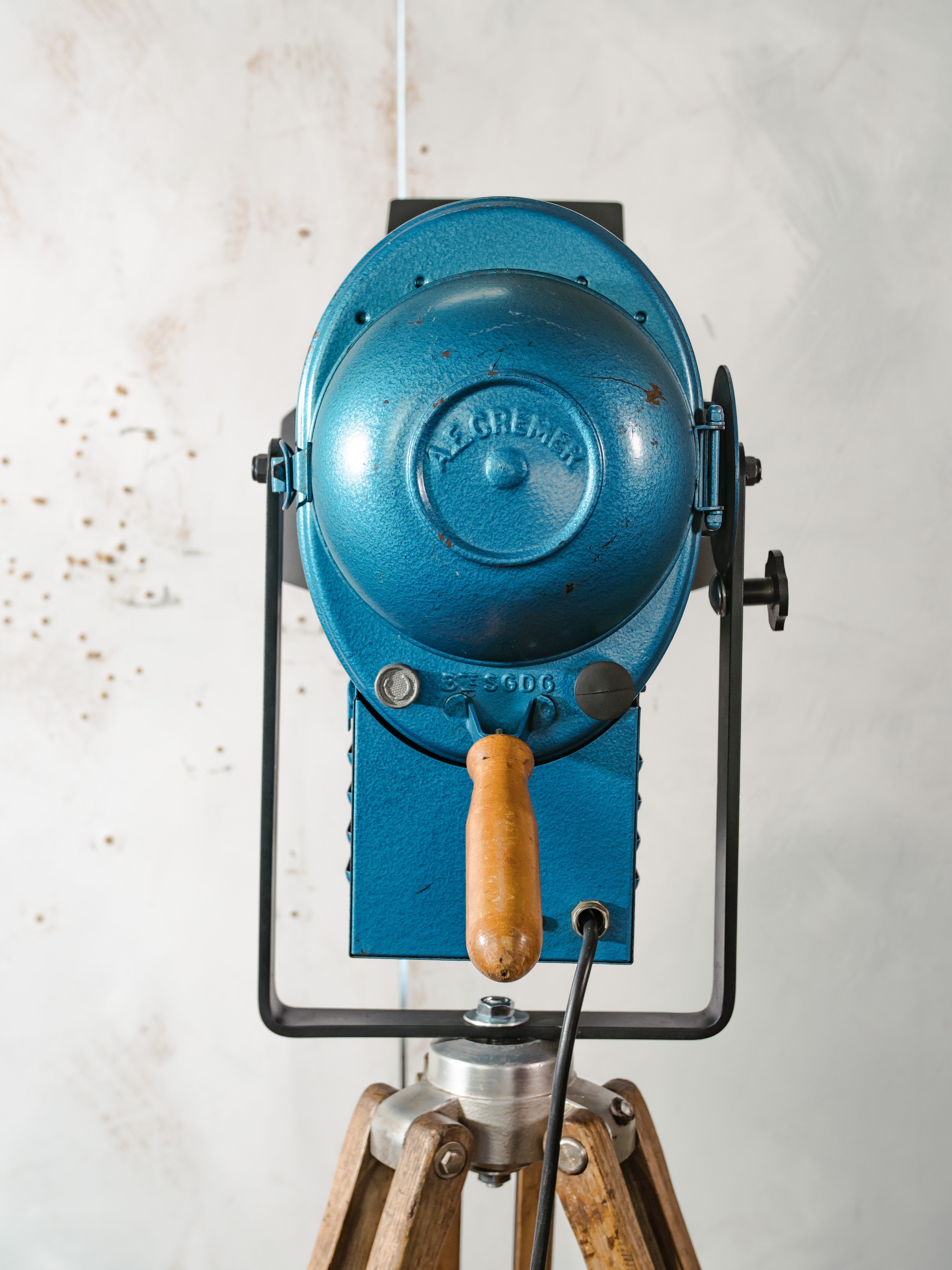 A.E. Cremer Paris Blauwe Fresnel Theaterspot Vloerlamp | Jaren 50 Studiolamp op Kern Aarau Landmeter-statief