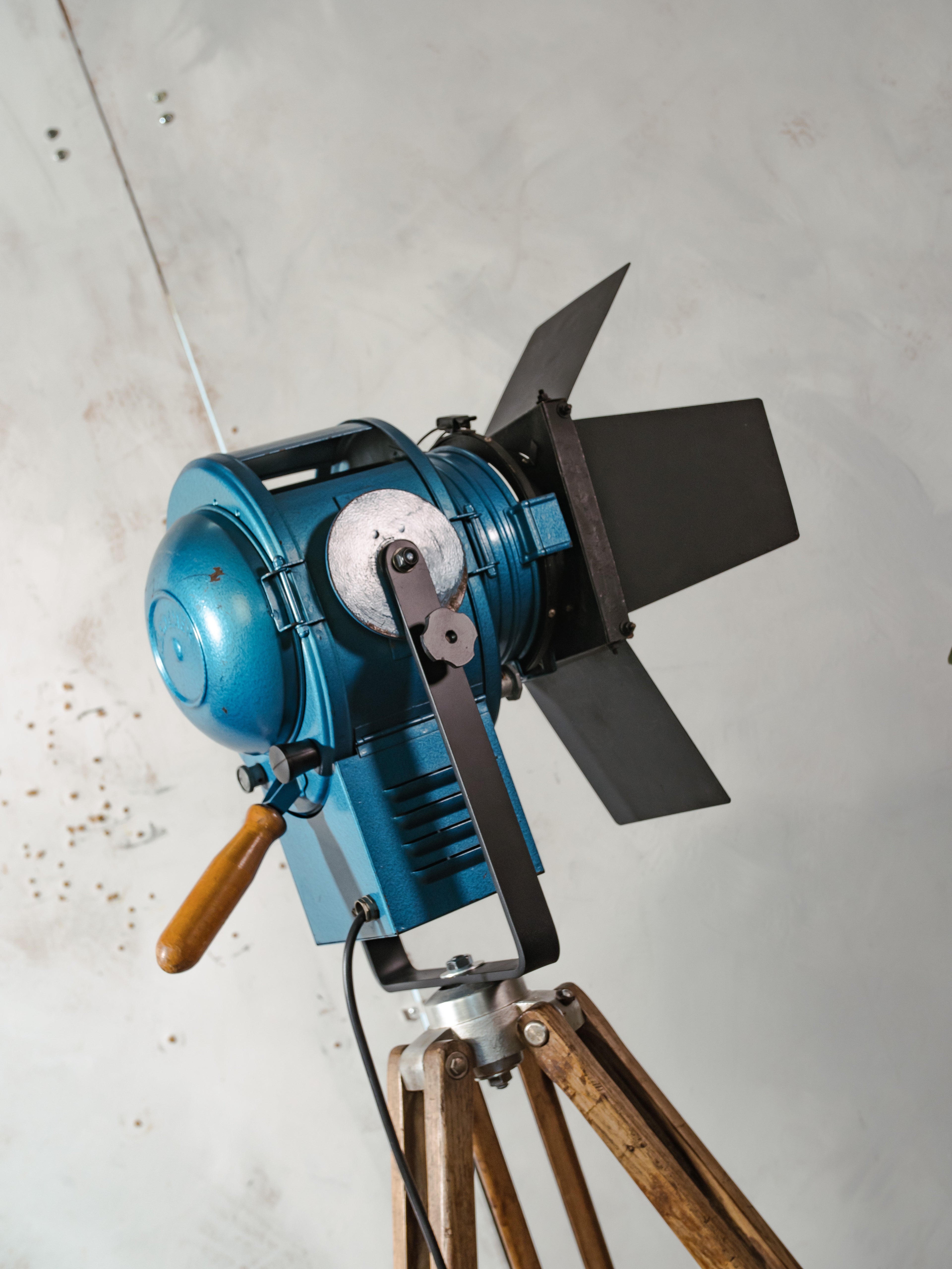 A.E. Cremer Paris Blauwe Fresnel Theaterspot Vloerlamp | Jaren 50 Studiolamp op Kern Aarau Landmeter-statief