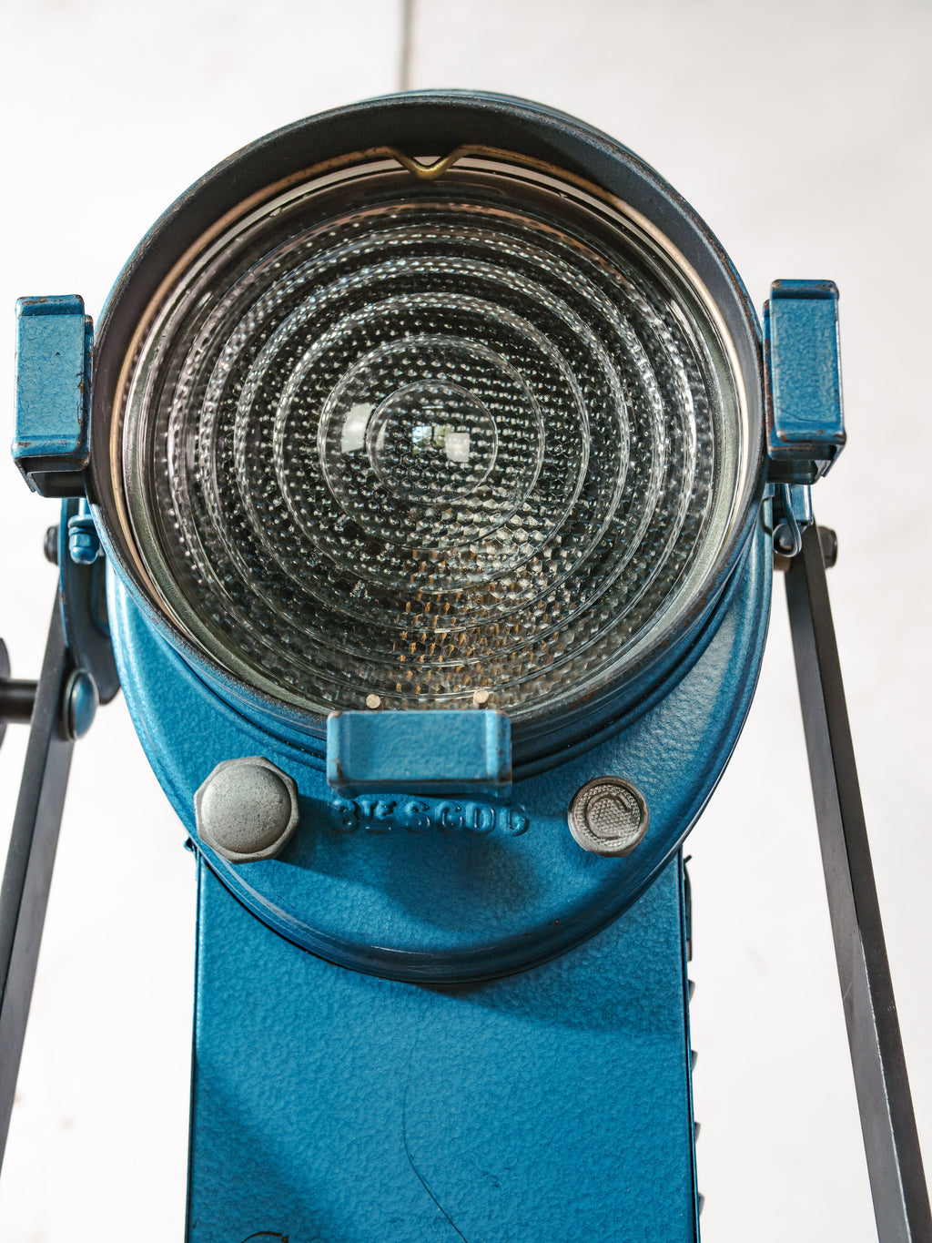 A.E. Cremer Paris Blauwe Fresnel Theaterspot Vloerlamp | Jaren 50 Studiolamp op Kern Aarau Landmeter-statief
