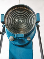 A.E. Cremer Paris Blauwe Fresnel Theaterspot Vloerlamp | Jaren 50 Studiolamp op Kern Aarau Landmeter-statief