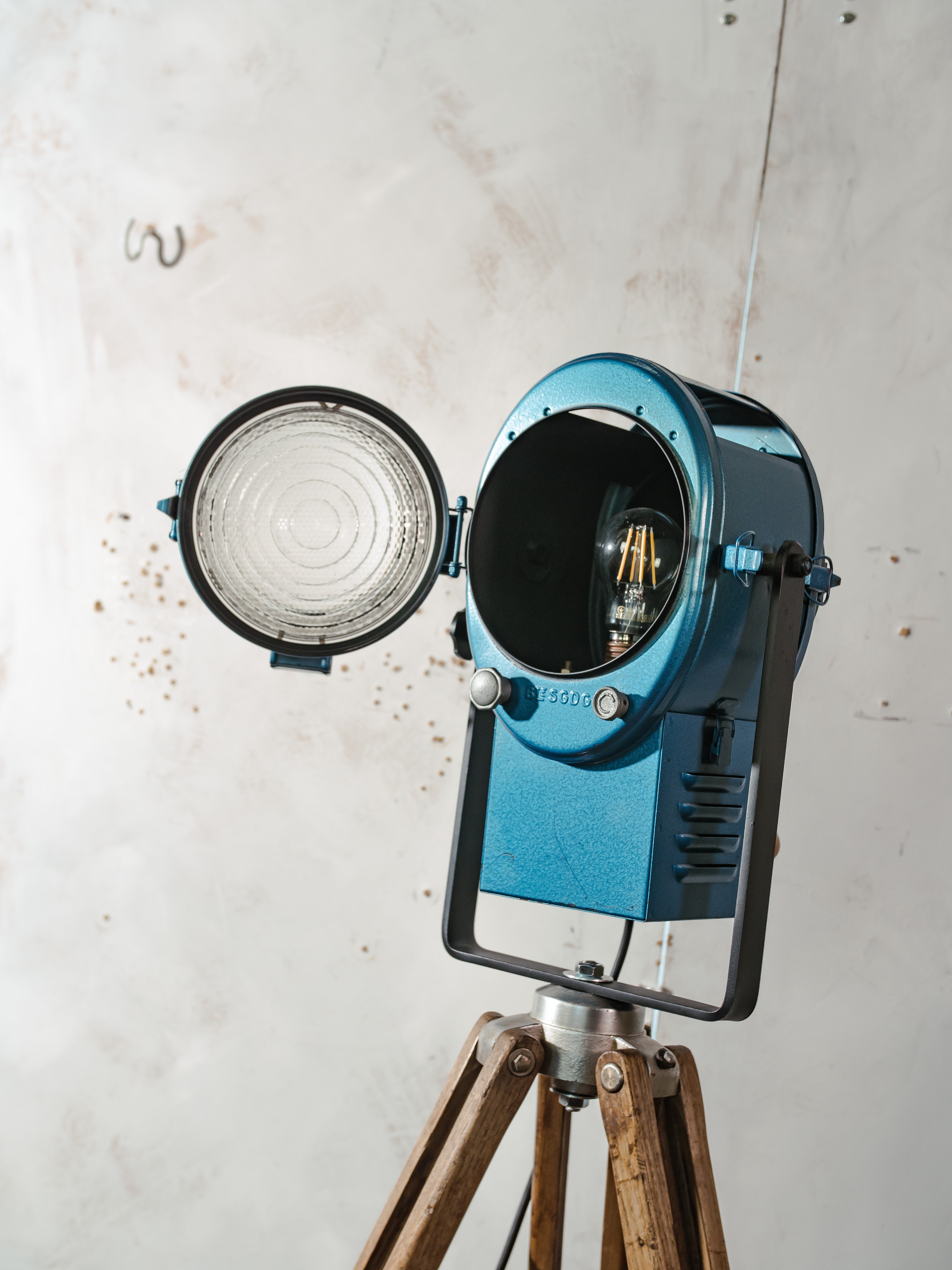 A.E. Cremer Paris Blauwe Fresnel Theaterspot Vloerlamp | Jaren 50 Studiolamp op Kern Aarau Landmeter-statief