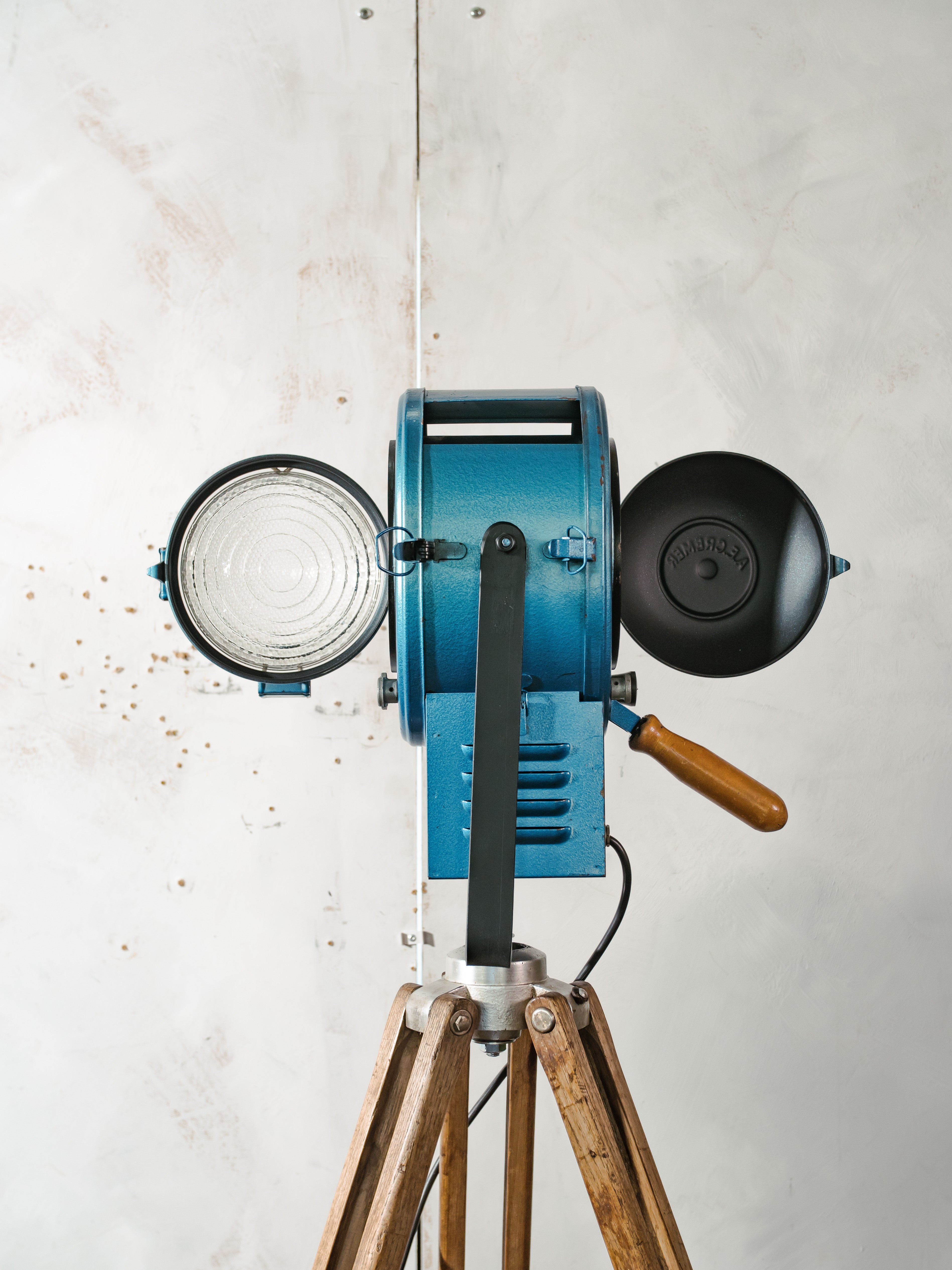 A.E. Cremer Paris Blauwe Fresnel Theaterspot Vloerlamp | Jaren 50 Studiolamp op Kern Aarau Landmeter-statief