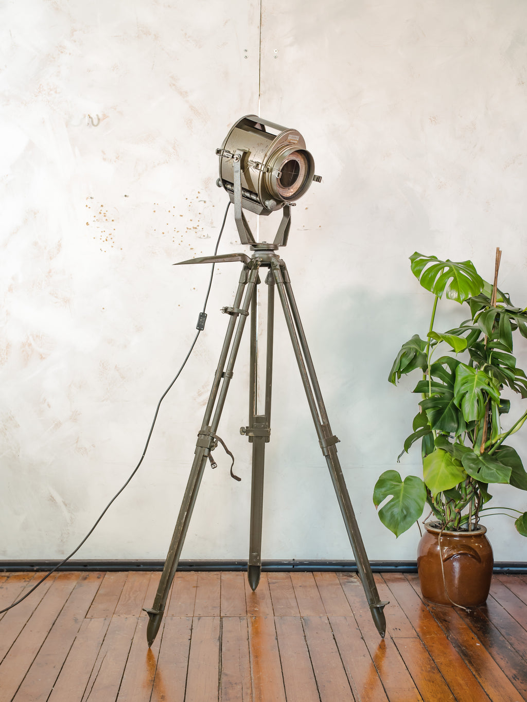 ADB SP.5 Belgische Theaterspot Vloerlamp | Jaren 60 500W Toneellamp op Ertel-Werk Bundeswehr Veldstatief