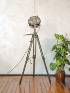 ADB SP.5 Belgische Theaterspot Vloerlamp | Jaren 60 500W Toneellamp op Ertel-Werk Bundeswehr Veldstatief