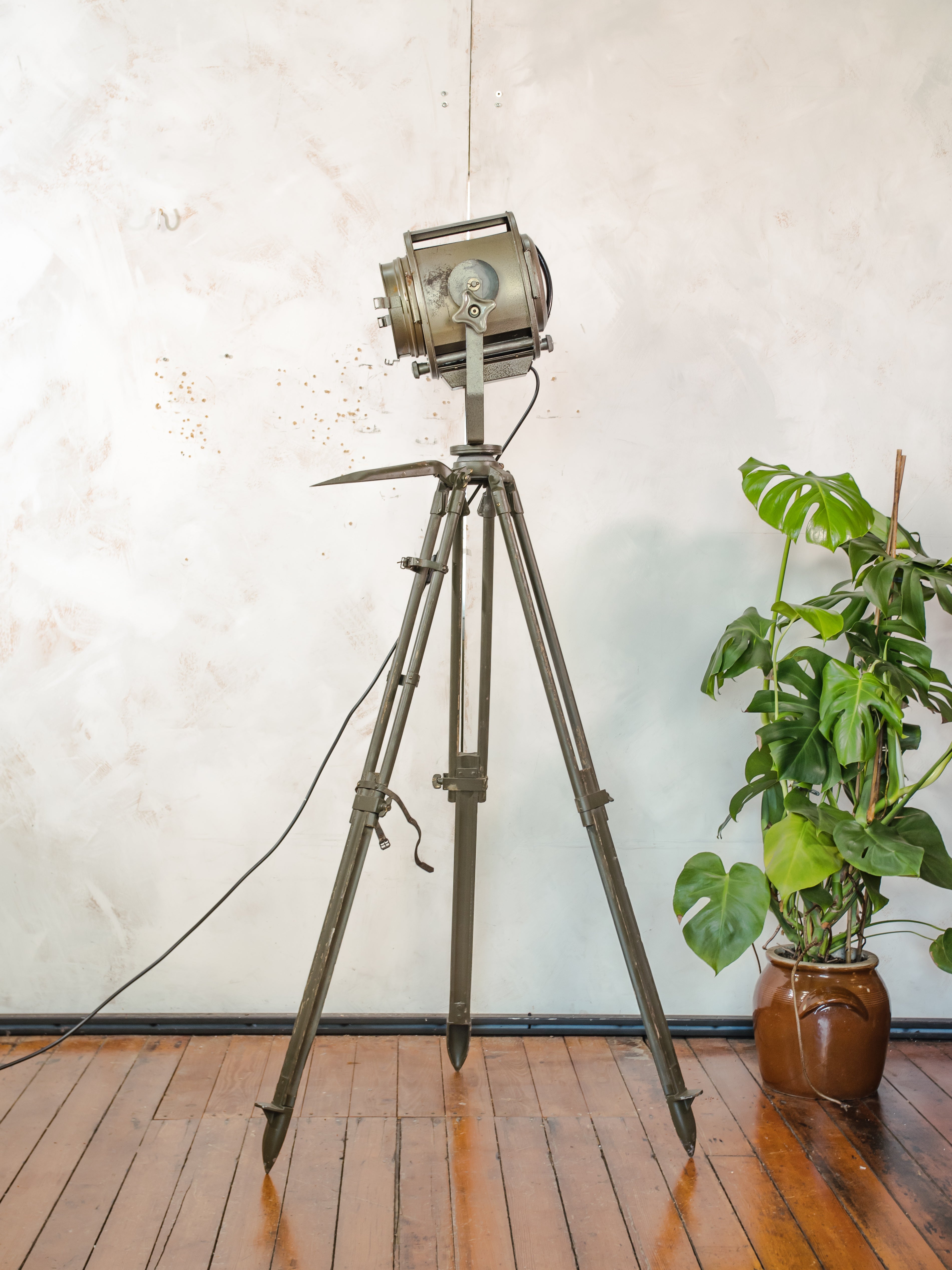 ADB SP.5 Belgische Theaterspot Vloerlamp | Jaren 60 500W Toneellamp op Ertel-Werk Bundeswehr Veldstatief