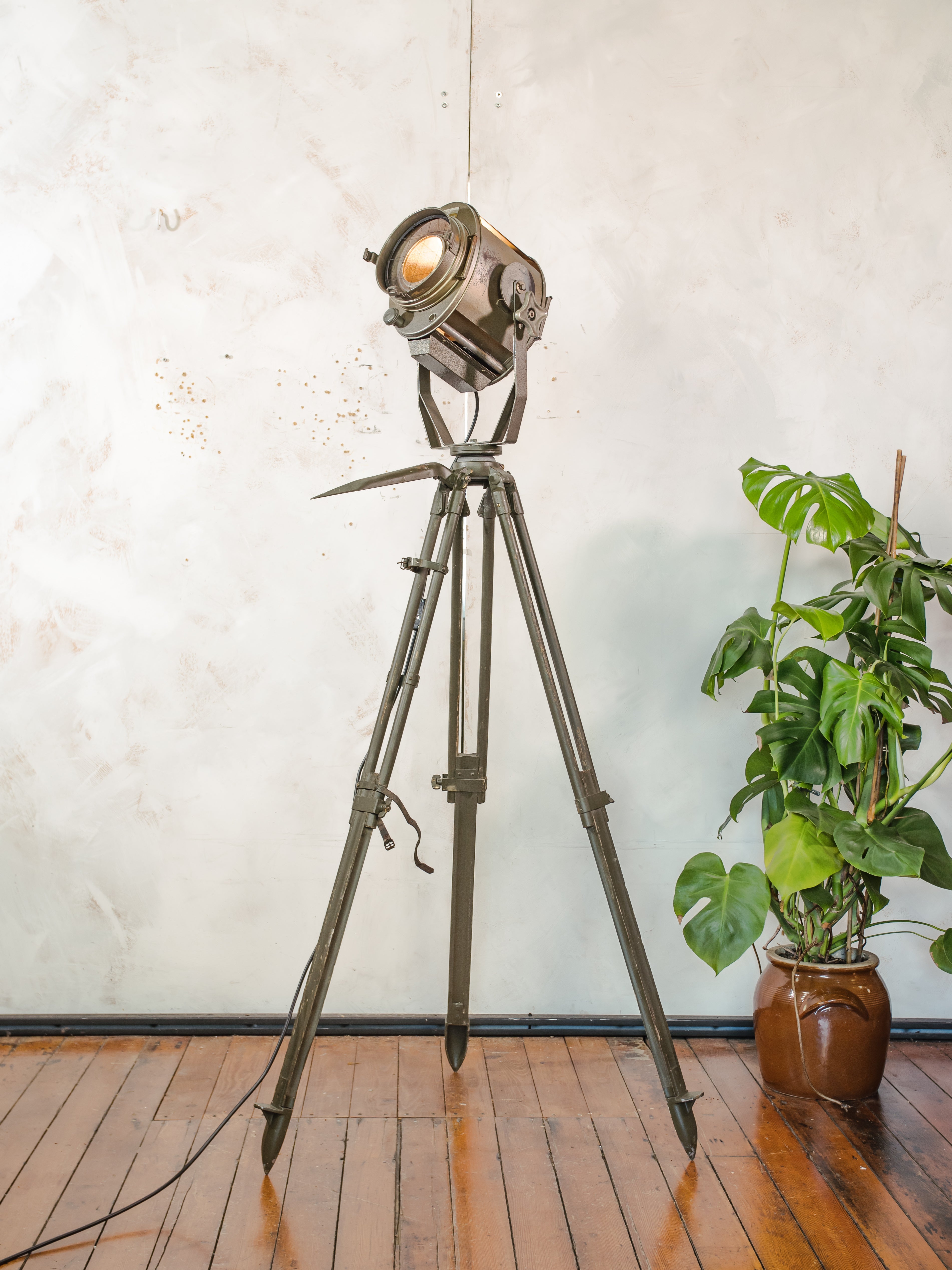 ADB SP.5 Belgische Theaterspot Vloerlamp | Jaren 60 500W Toneellamp op Ertel-Werk Bundeswehr Veldstatief
