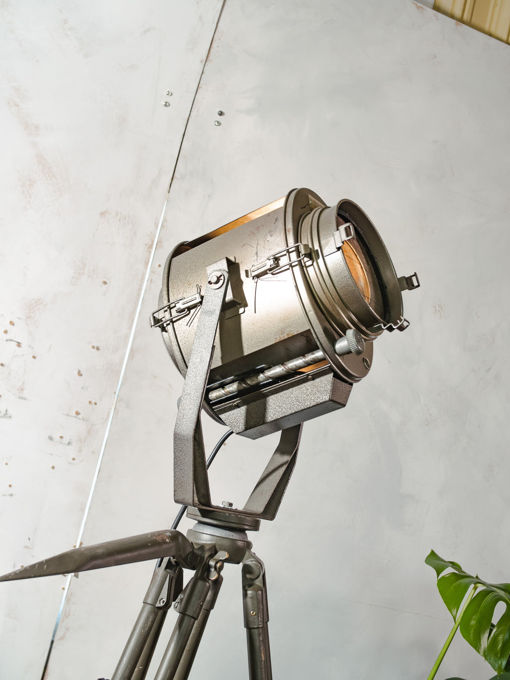 ADB SP.5 Belgische Theaterspot Vloerlamp | Jaren 60 500W Toneellamp op Ertel-Werk Bundeswehr Veldstatief