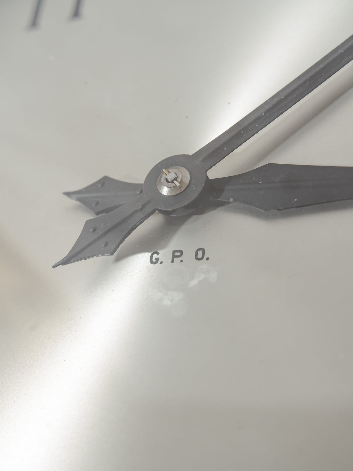 G.P.O. Synchronome Secundaire Klok | Britse Postkantoor Bakelieten Wandklok, Satijnzwart, Gouden Bezel