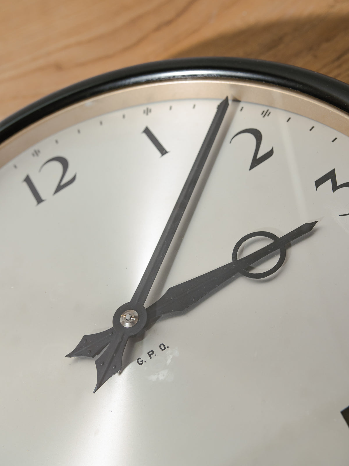 G.P.O. Synchronome Secundaire Klok | Britse Postkantoor Bakelieten Wandklok, Satijnzwart, Gouden Bezel