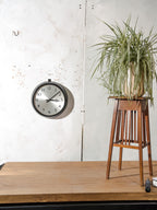 G.P.O. Synchronome Secundaire Klok | Britse Postkantoor Bakelieten Wandklok, Satijnzwart, Gouden Bezel