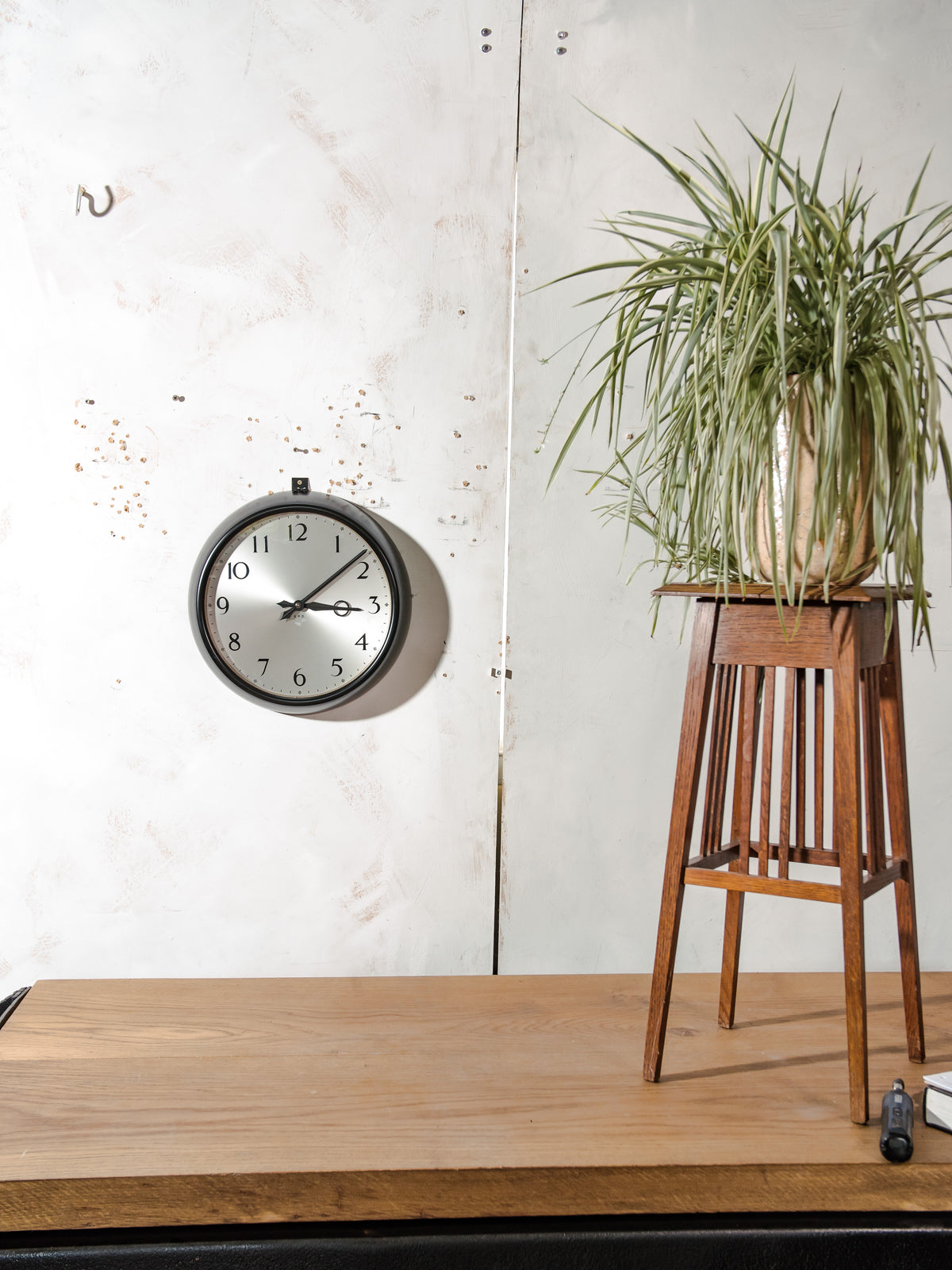 G.P.O. Synchronome Secundaire Klok | Britse Postkantoor Bakelieten Wandklok, Satijnzwart, Gouden Bezel