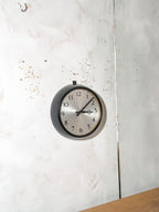 G.P.O. Synchronome Secundaire Klok | Britse Postkantoor Bakelieten Wandklok, Satijnzwart, Gouden Bezel