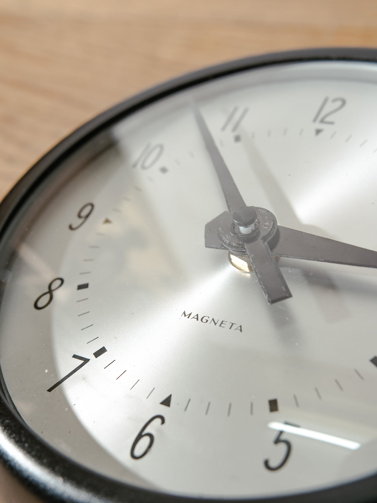 Kleine Magneta Secundaire slaafs Klok | Compacte Mid-Century Britse GPO Klok, Satijnzwart, quartz uurwerk
