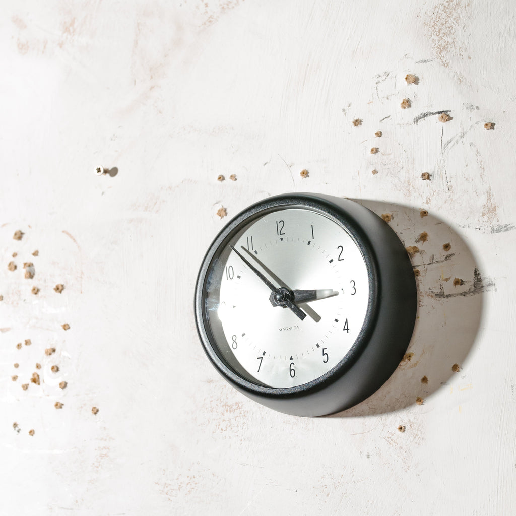 Kleine Magneta Secundaire slaafs Klok | Compacte Mid-Century Britse GPO Klok, Satijnzwart, quartz uurwerk