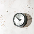 Kleine Magneta Secundaire slaafs Klok | Compacte Mid-Century Britse GPO Klok, Satijnzwart, quartz uurwerk