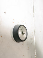 Kleine Magneta Secundaire slaafs Klok | Compacte Mid-Century Britse GPO Klok, Satijnzwart, quartz uurwerk
