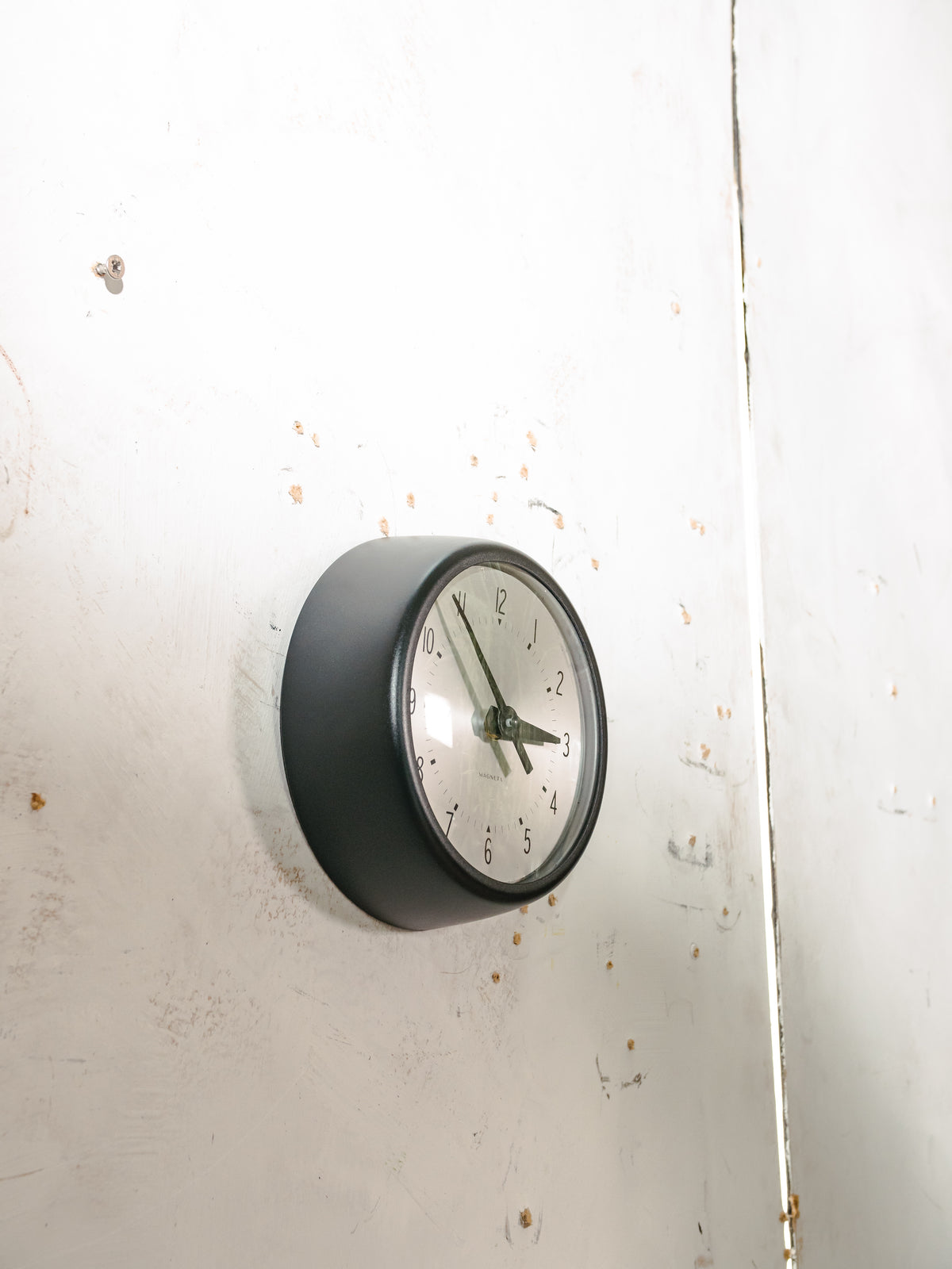 Kleine Magneta Secundaire slaafs Klok | Compacte Mid-Century Britse GPO Klok, Satijnzwart, quartz uurwerk