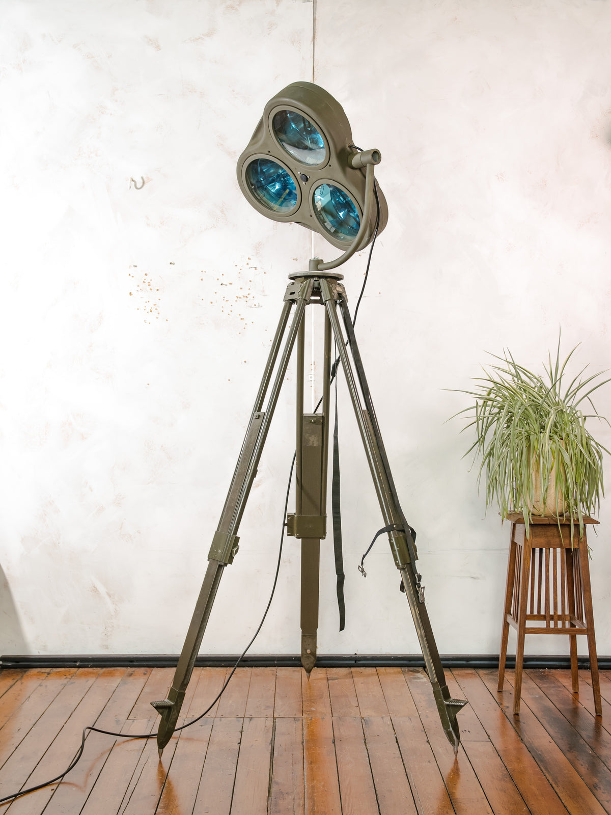 Militaire Heraeus Hanaulux London Operatielamp Vloerlamp | Upcycled Jaren 90 Operatiekamerlamp op Bundeswehr Statief