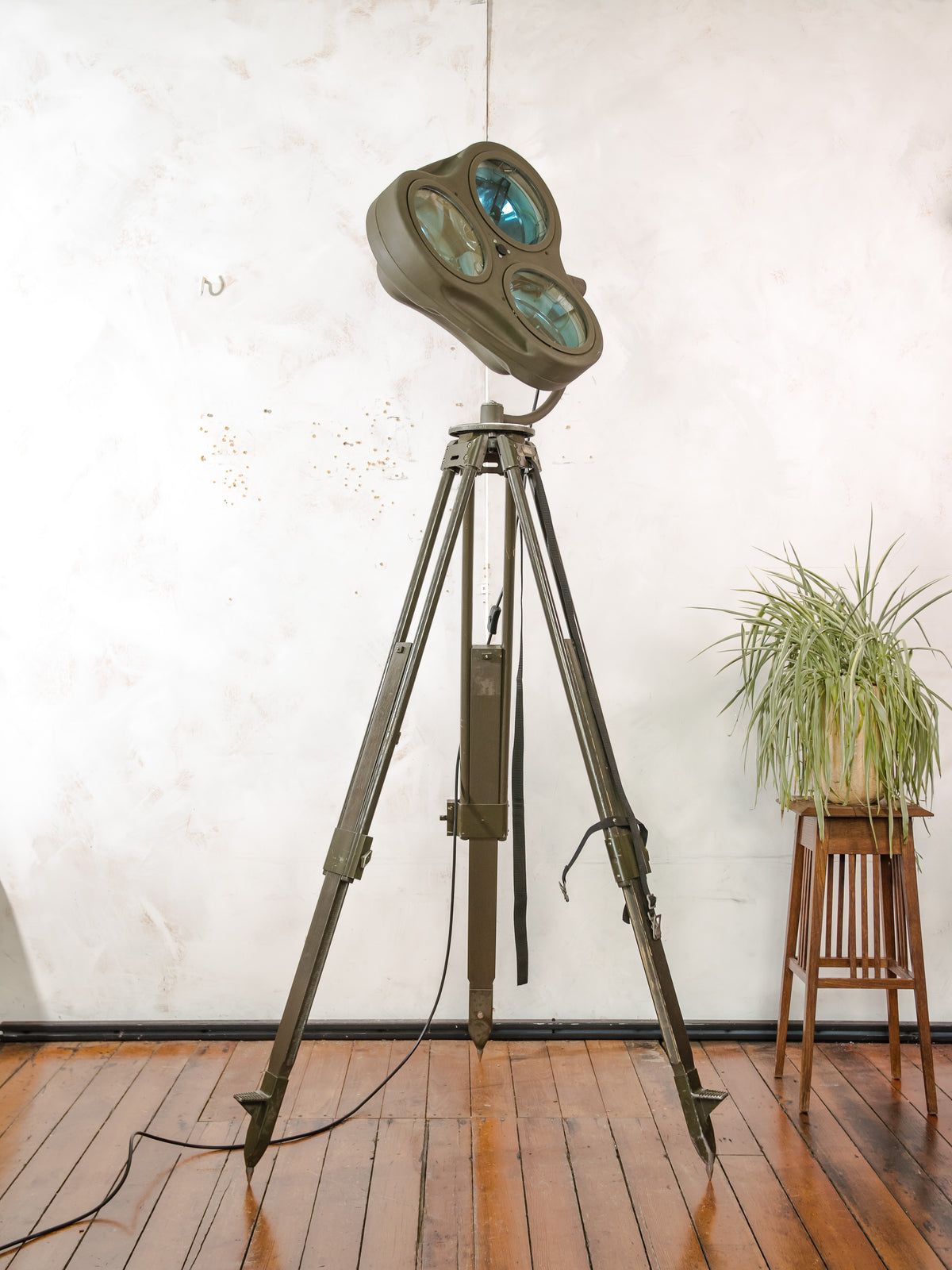Militaire Heraeus Hanaulux London Operatielamp Vloerlamp | Upcycled Jaren 90 Operatiekamerlamp op Bundeswehr Statief