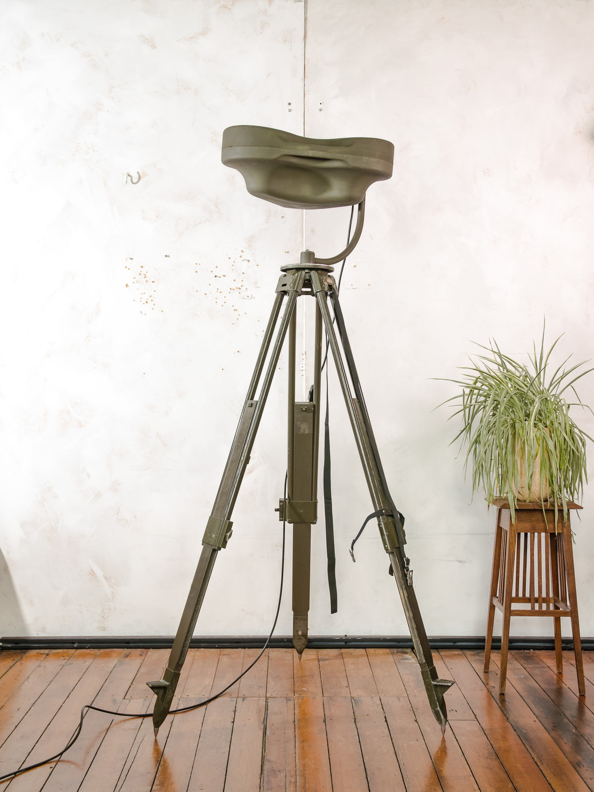 Heraeus Hanaulux London Surgical Lamp Floor Light | Upcycled 1990s Operating Room Lamp on Bundeswehr Tripod