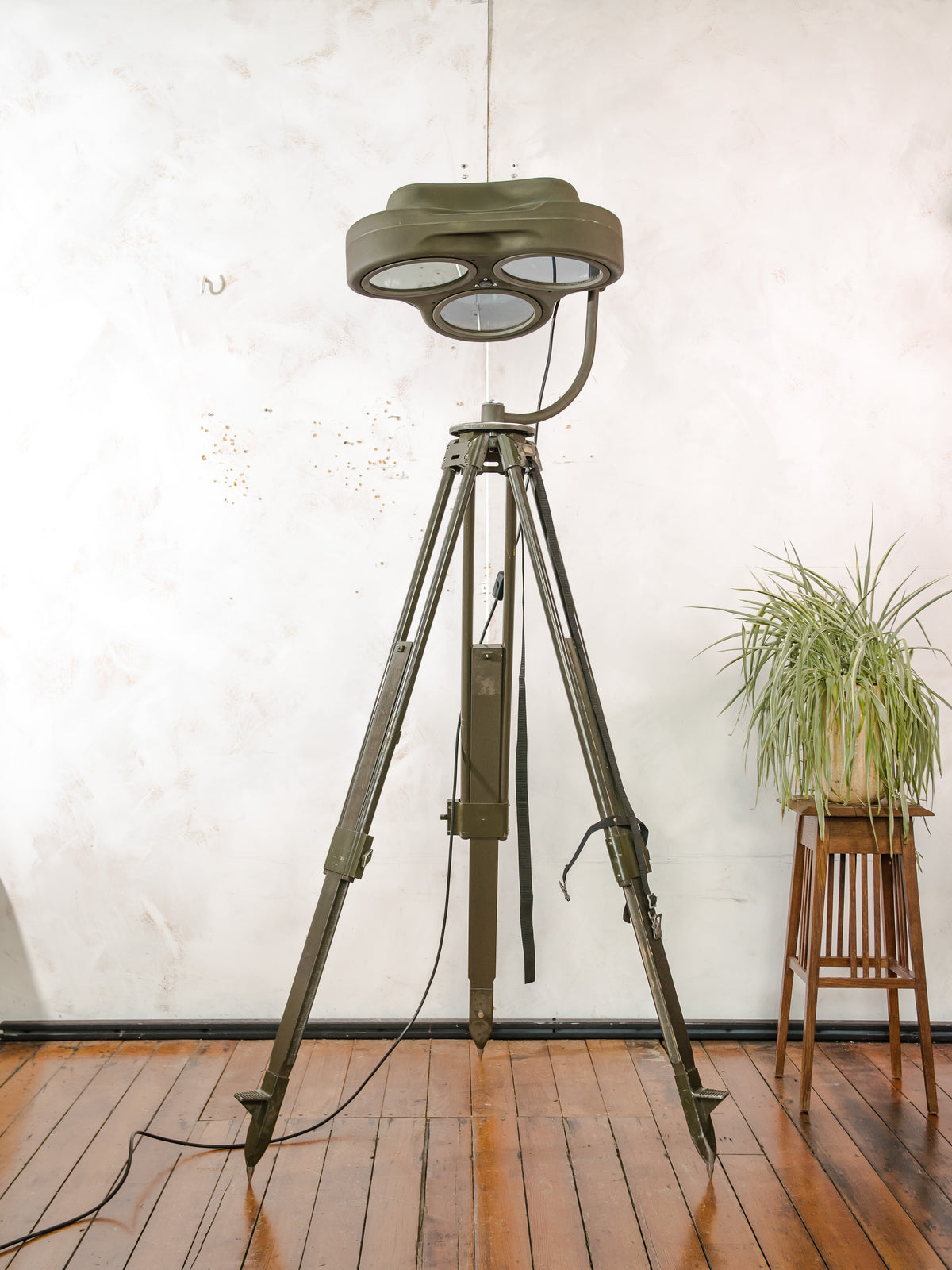 Heraeus Hanaulux London Surgical Lamp Floor Light | Upcycled 1990s Operating Room Lamp on Bundeswehr Tripod