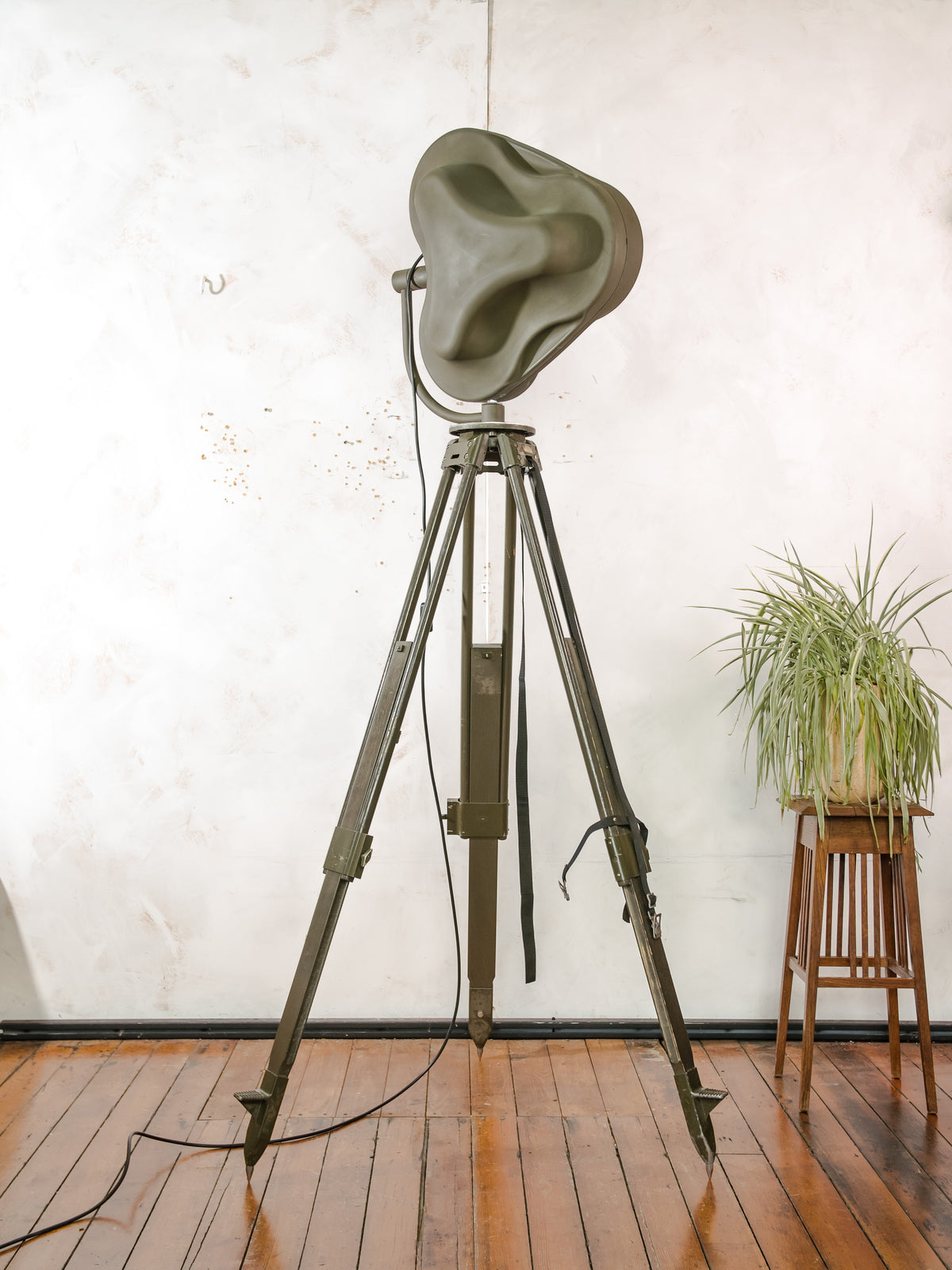 Heraeus Hanaulux London Surgical Lamp Floor Light | Upcycled 1990s Operating Room Lamp on Bundeswehr Tripod
