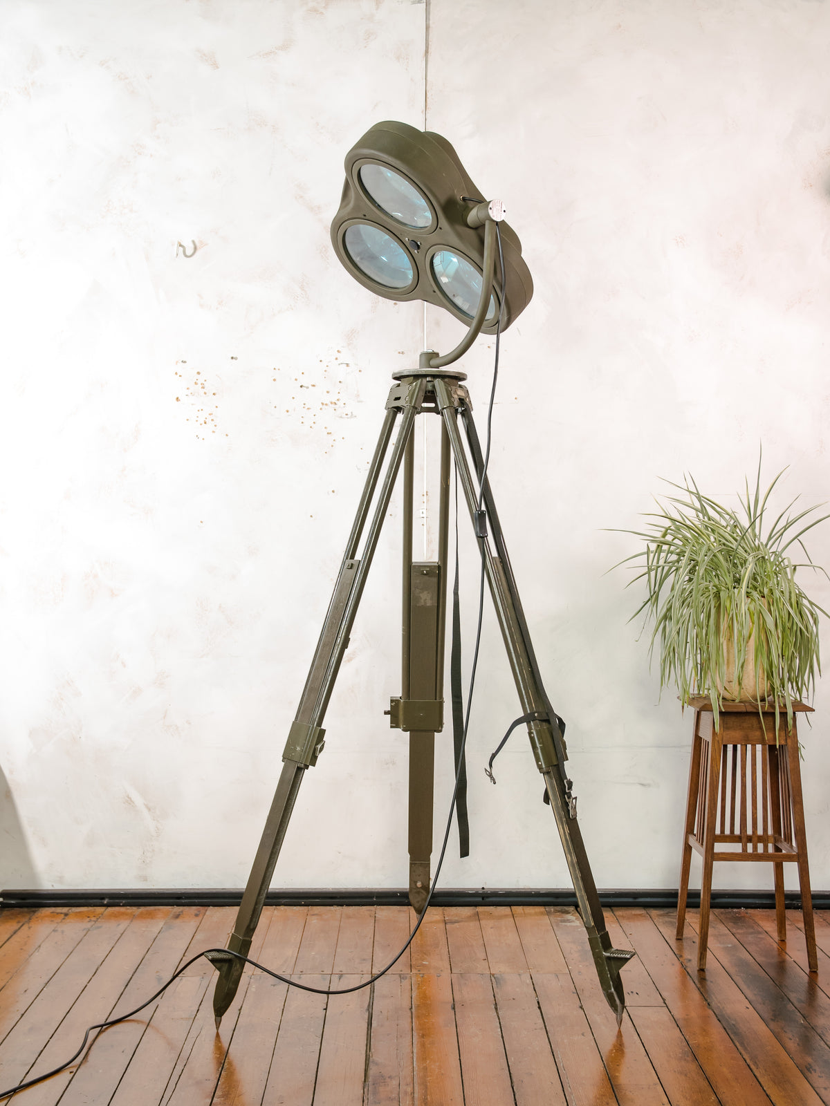 Heraeus Hanaulux London Surgical Lamp Floor Light | Upcycled 1990s Operating Room Lamp on Bundeswehr Tripod