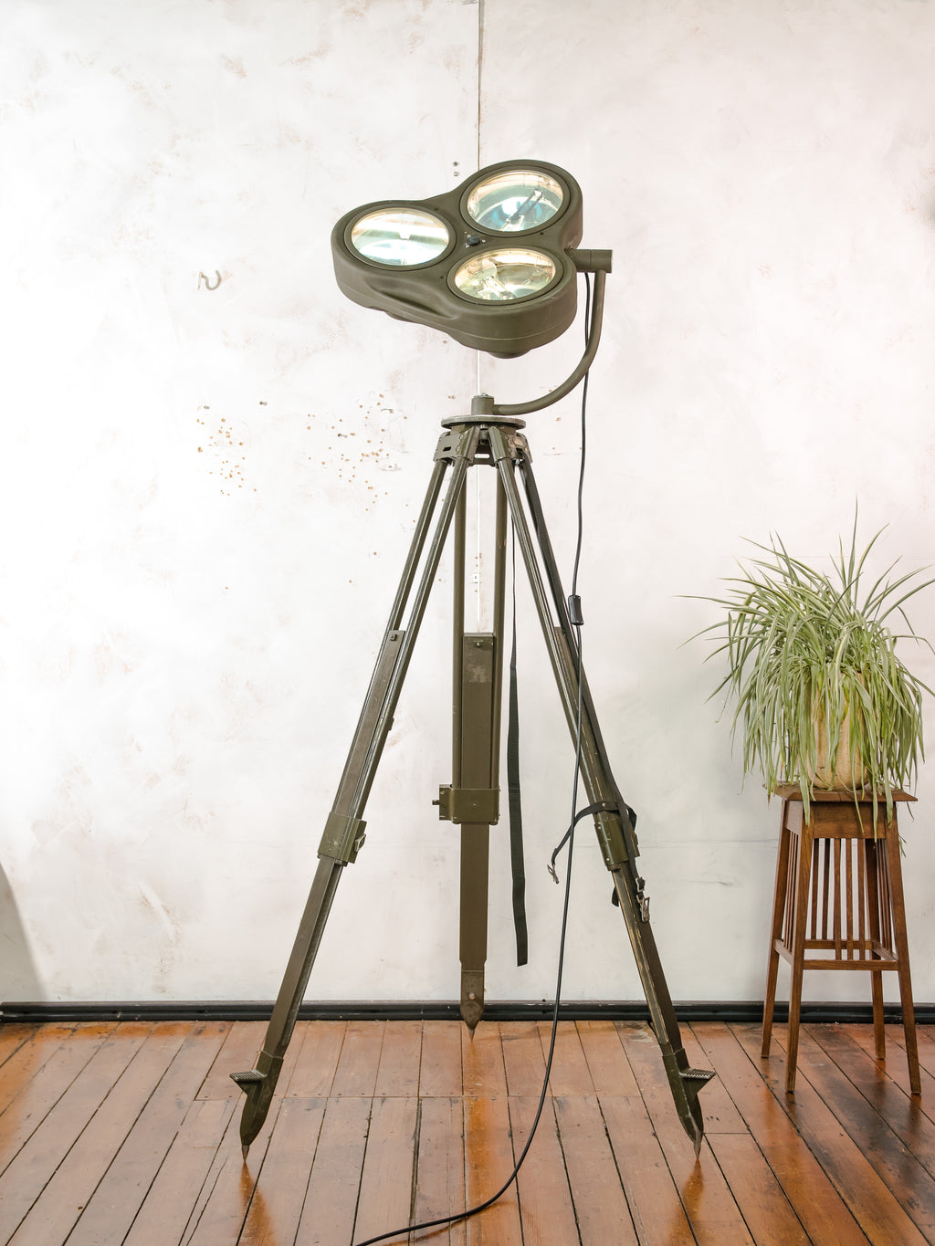 Heraeus Hanaulux London Surgical Lamp Floor Light | Upcycled 1990s Operating Room Lamp on Bundeswehr Tripod