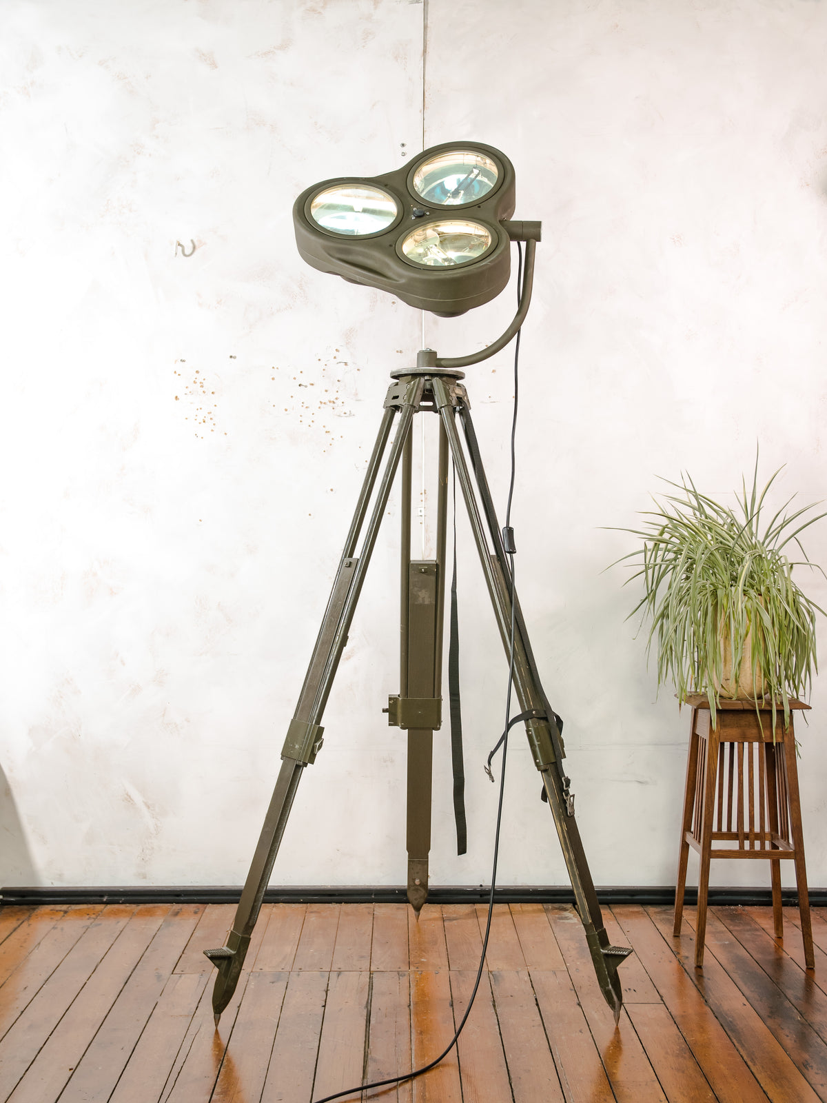 Heraeus Hanaulux London Surgical Lamp Floor Light | Upcycled 1990s Operating Room Lamp on Bundeswehr Tripod