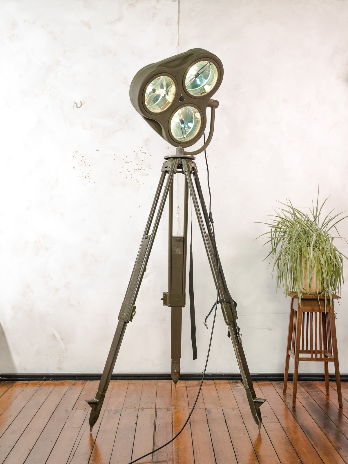 Heraeus Hanaulux London Surgical Lamp Floor Light | Upcycled 1990s Operating Room Lamp on Bundeswehr Tripod